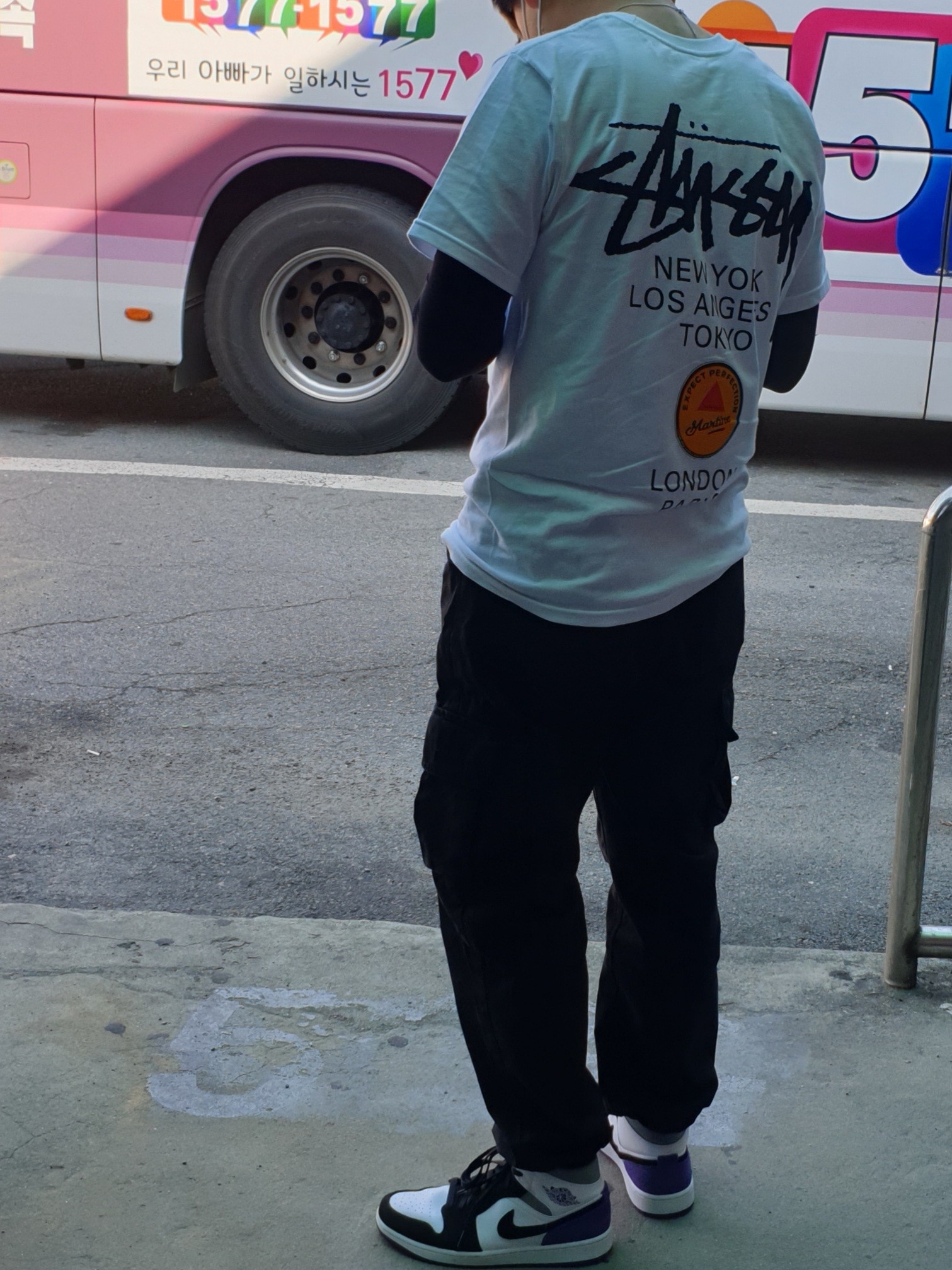Jordan 1 Mid SE Court Purple, Stussy x Martine Rose 40 WT T-Shirt 착용 스타일