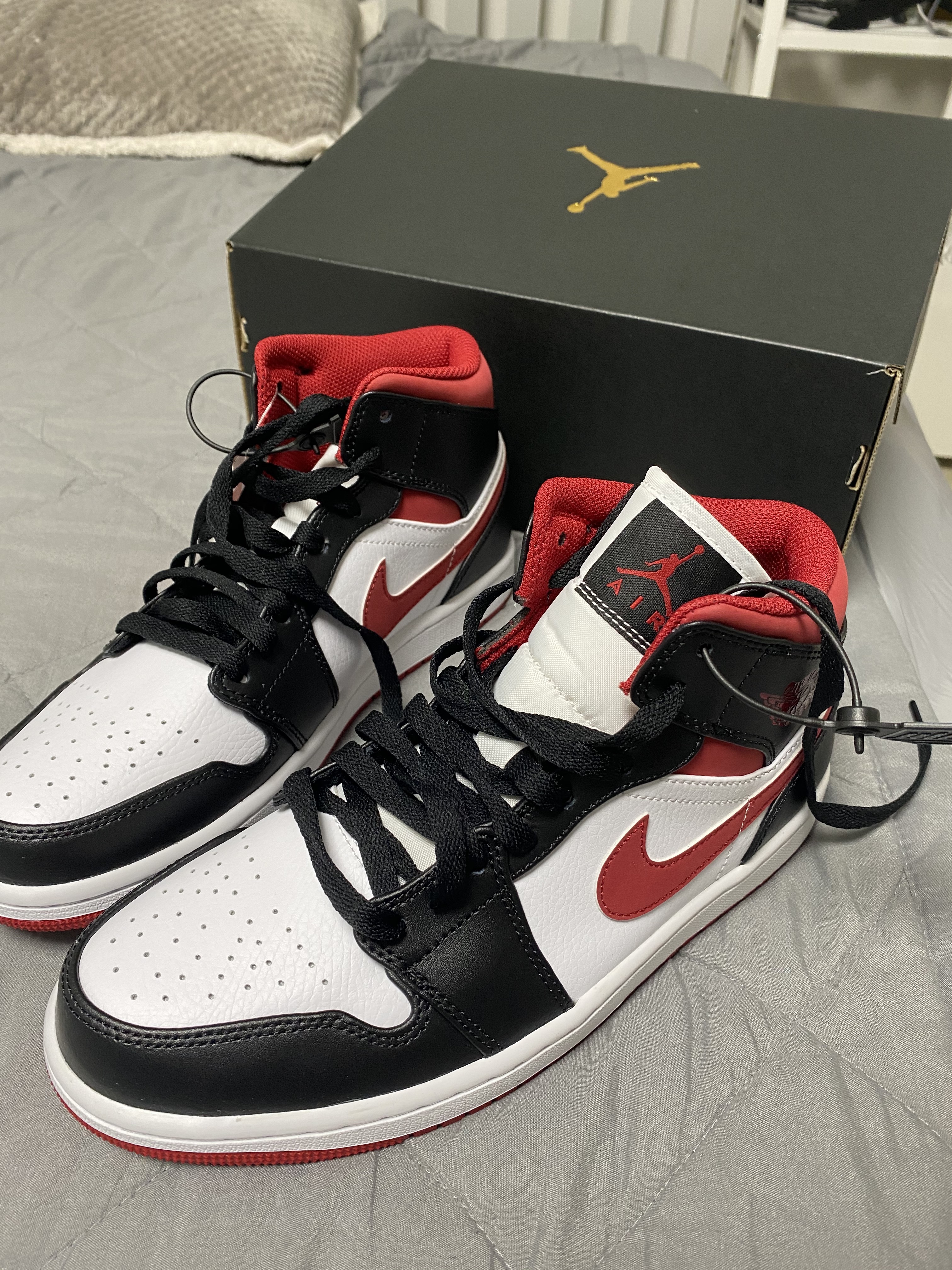 Jordan 1 Mid Gym Red Black White 착용 스타일