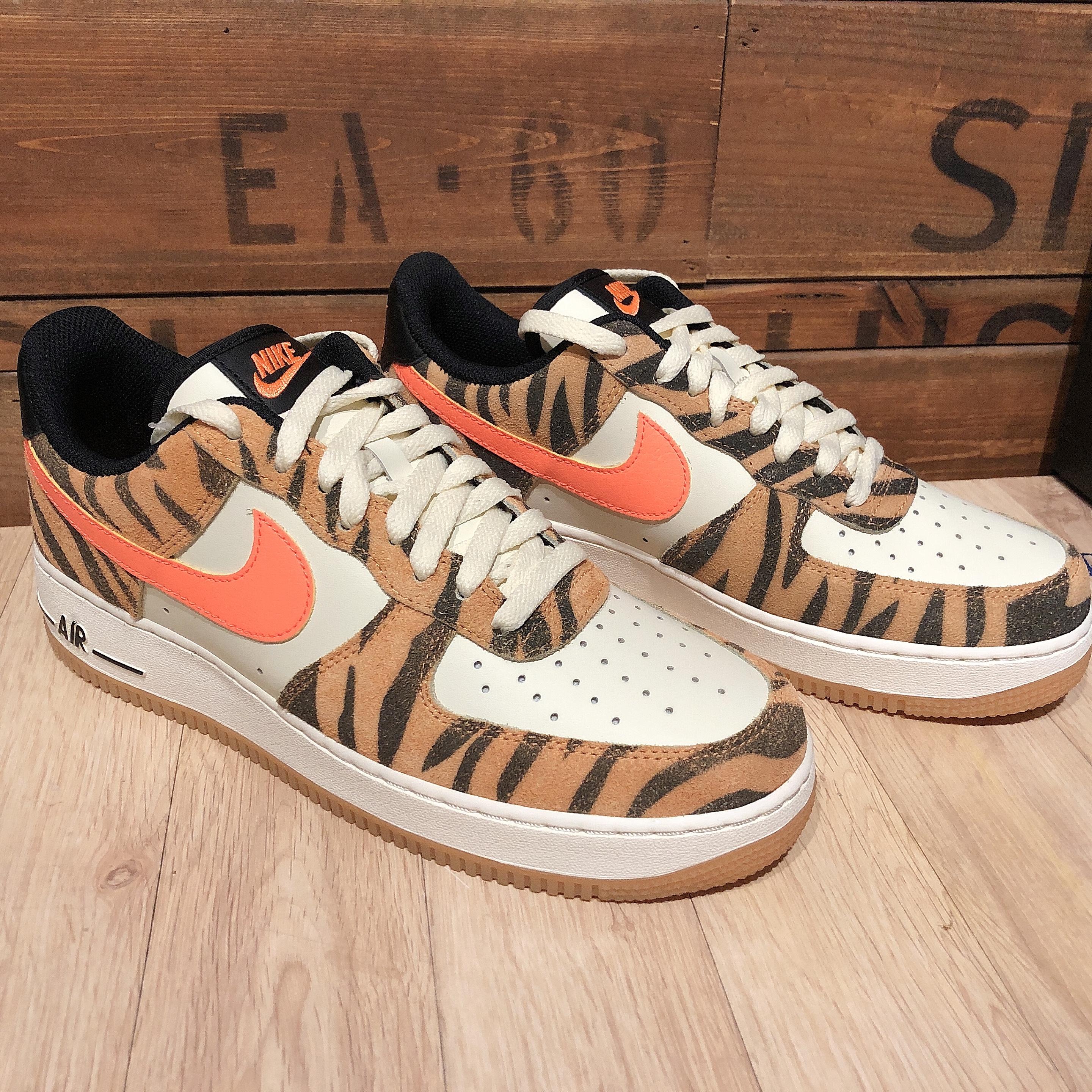 Nike Air Force 1 '07 PRM Orange Zebra 착용 스타일 - 2