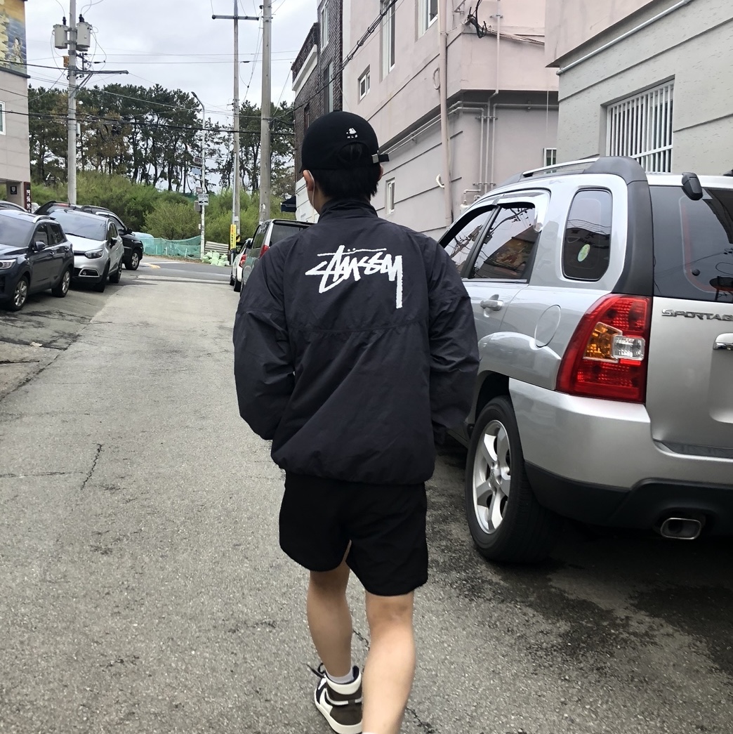 Nike x Stussy Windrunner Jacket Off Noir, Jordan 1 Retro High OG Black Mocha 착용 스타일