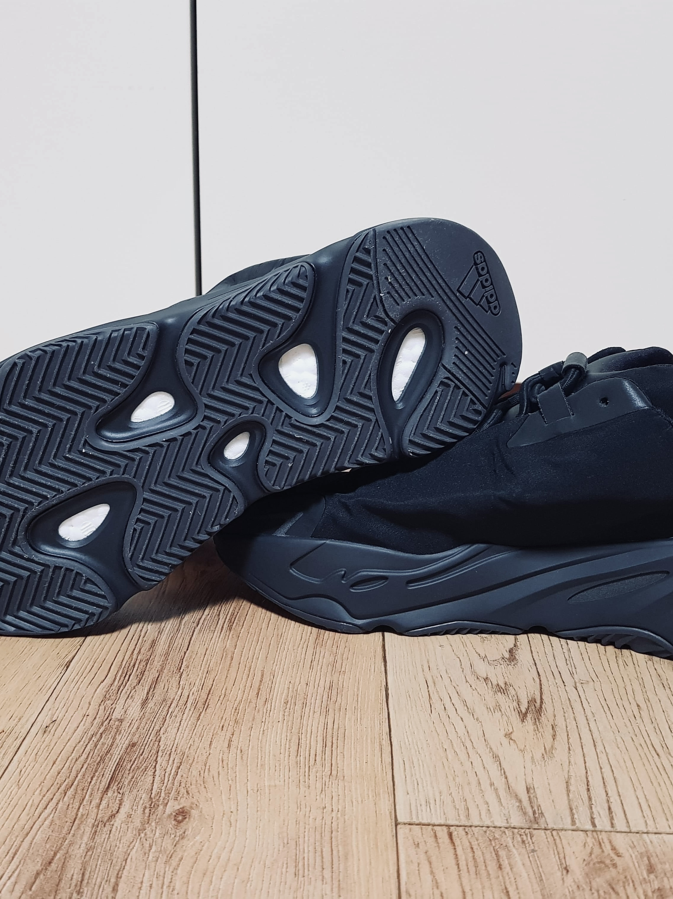 Adidas Yeezy Boost 700 MNVN Triple Black 착용 스타일 - 3