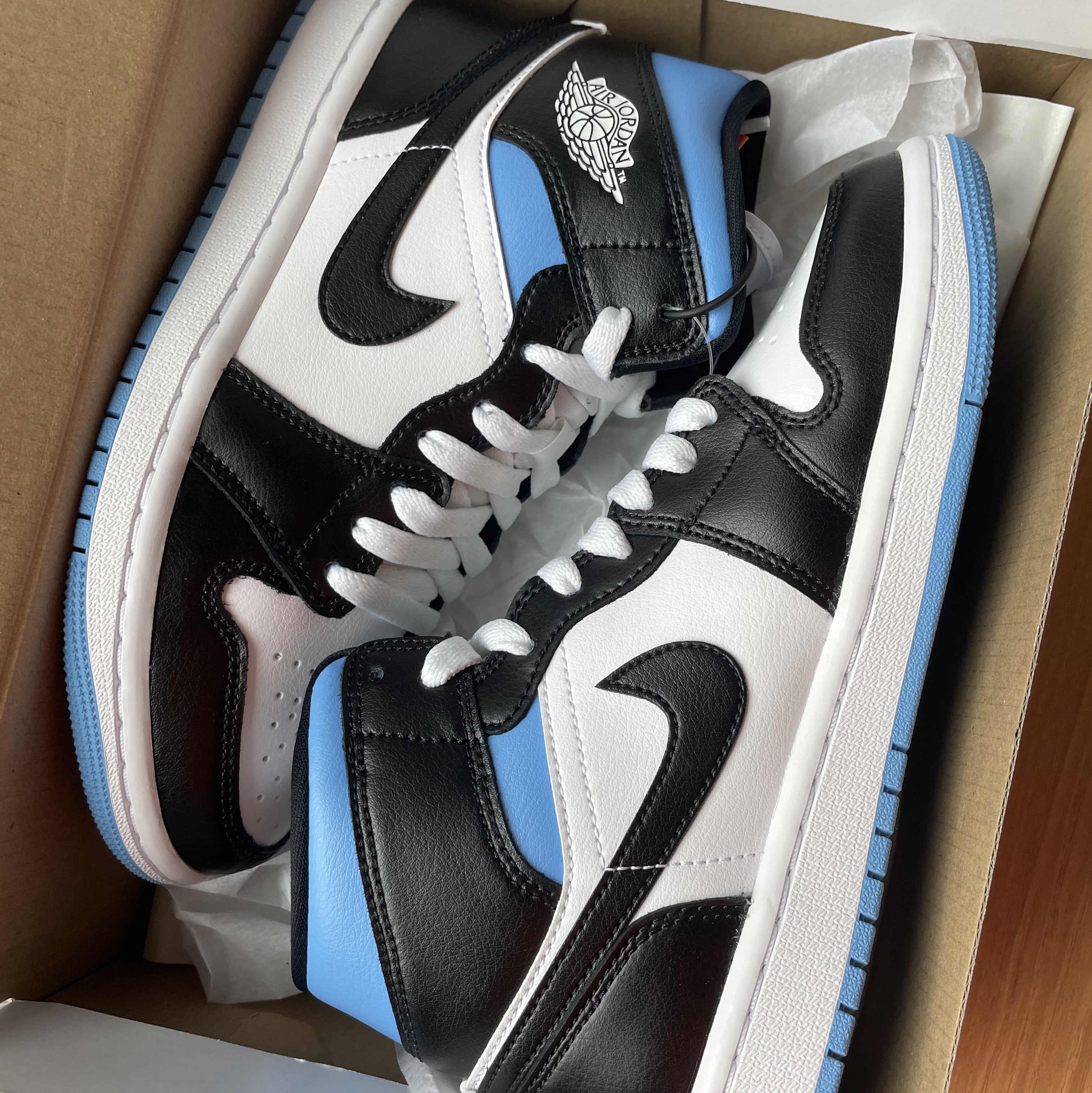 (W) Jordan 1 Mid White Black University Blue 착용 스타일 - 2