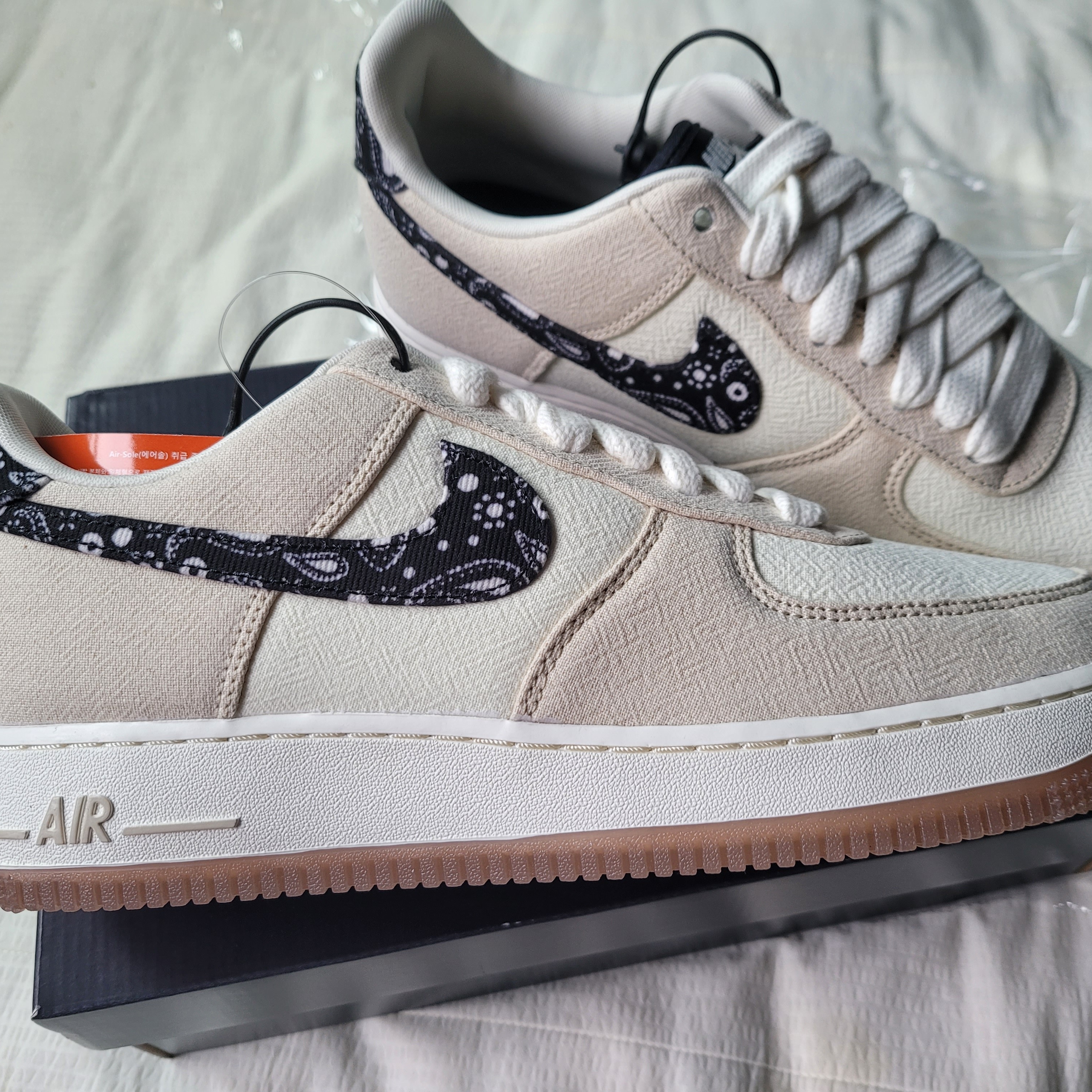 Nike Air Force 1 '07 LV8 Paisley Swoosh 착용 스타일 - 2