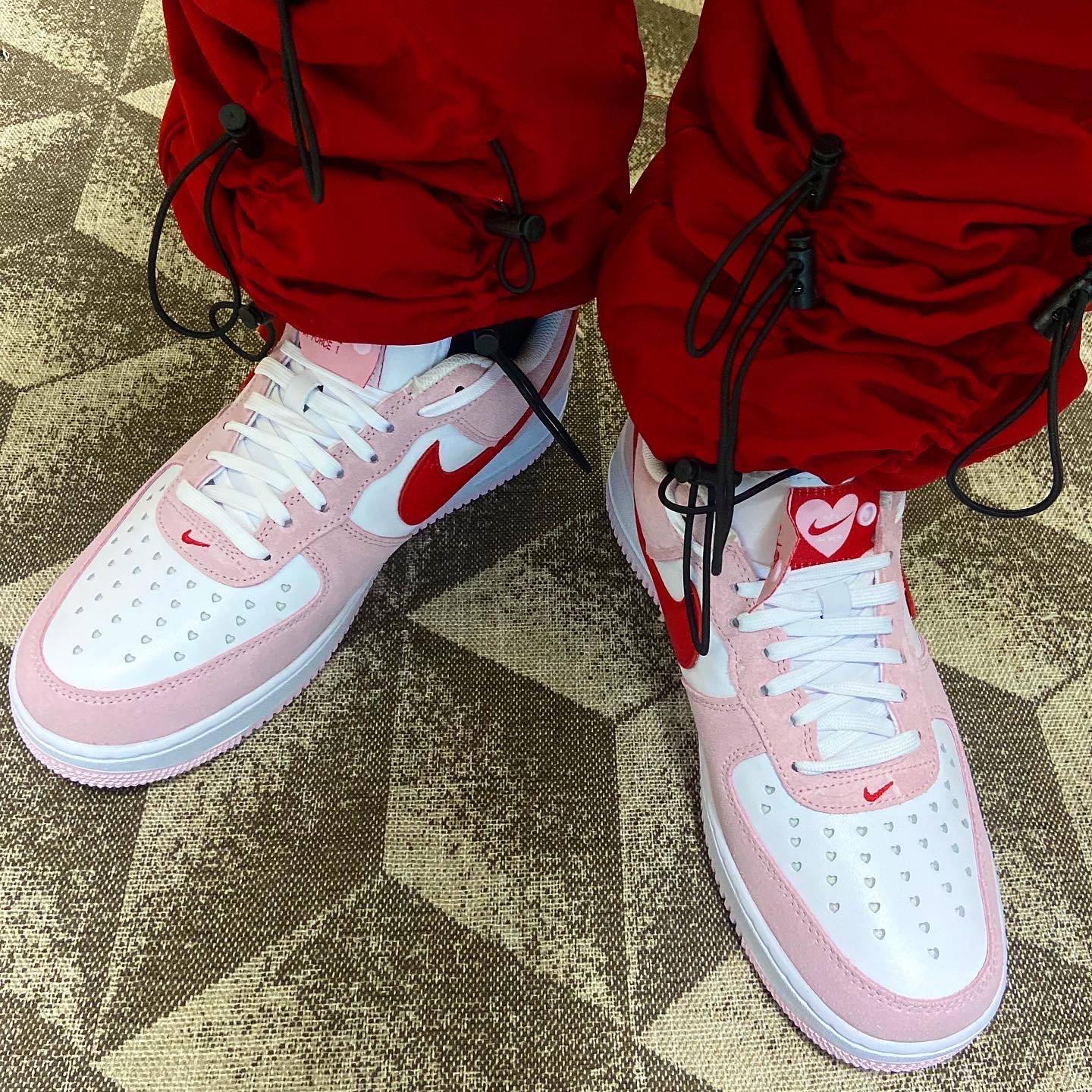 Nike Air Force 1 '07 QS Valentine's Day 착용 스타일 - 2