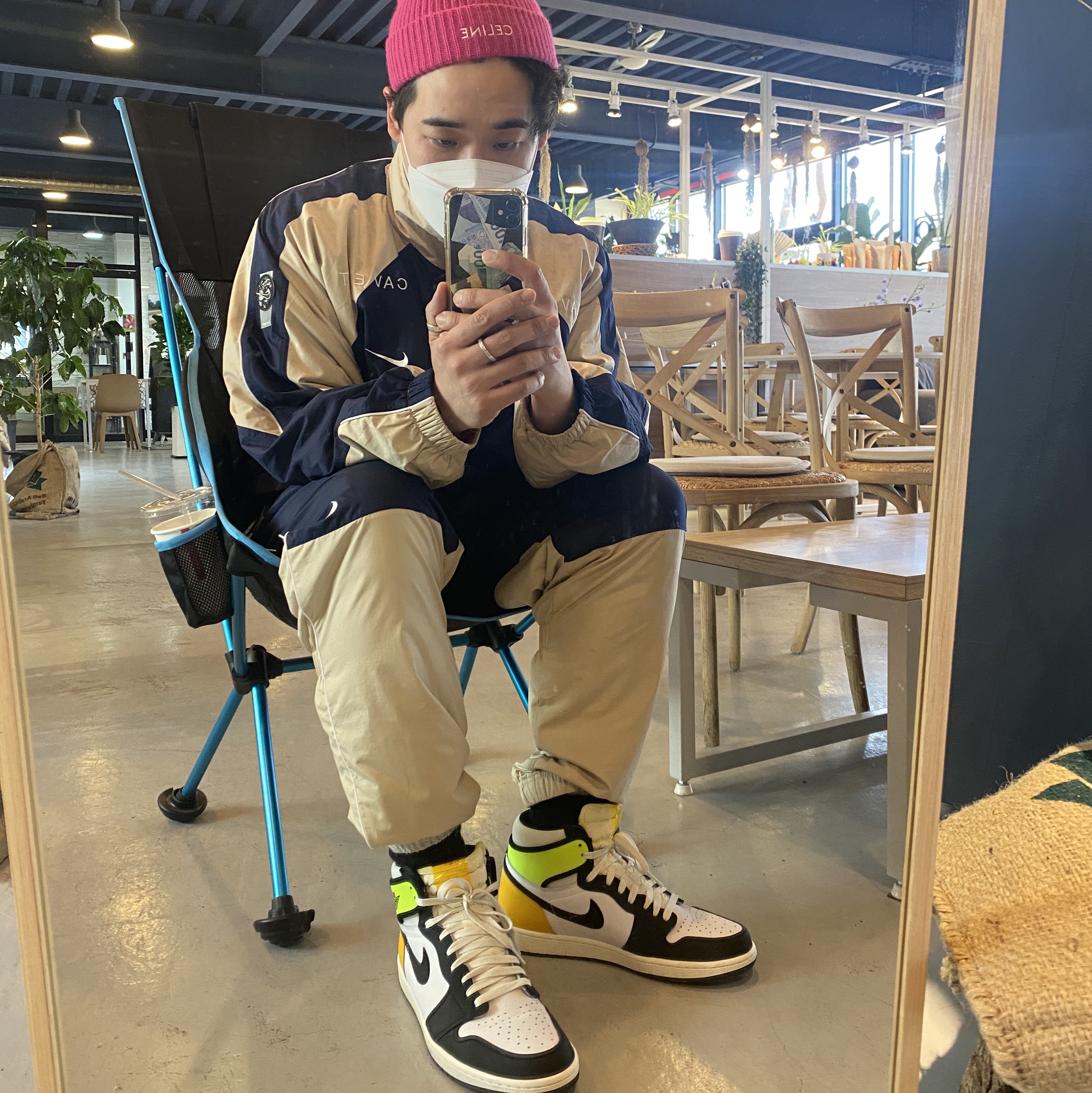 Nike x Cav Empt Track Jacket Navy, Jordan 1 Retro High OG Volt Gold 착용 스타일