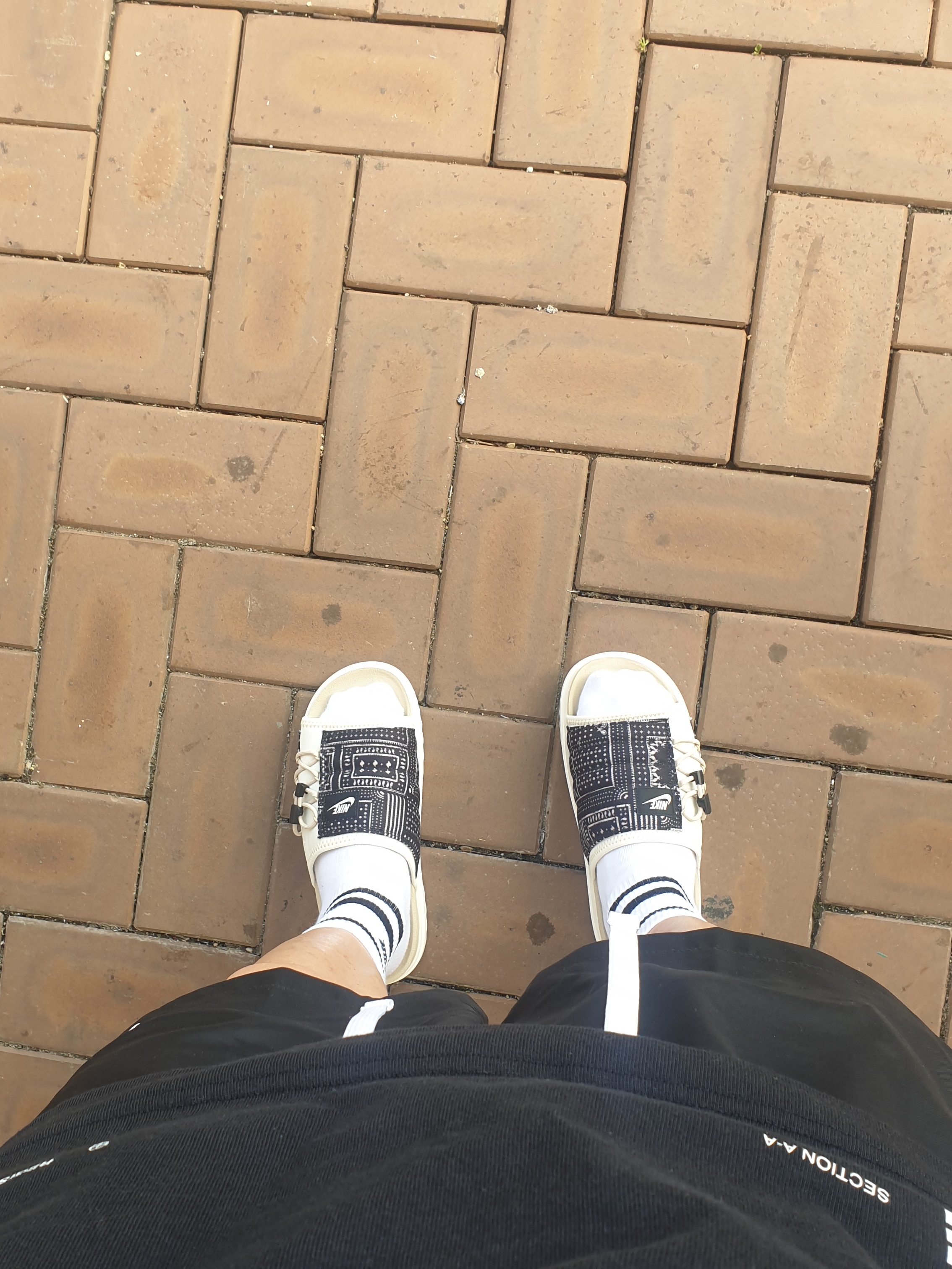 Nike Asuna Slide Pale Ivory Rattan 착용 스타일