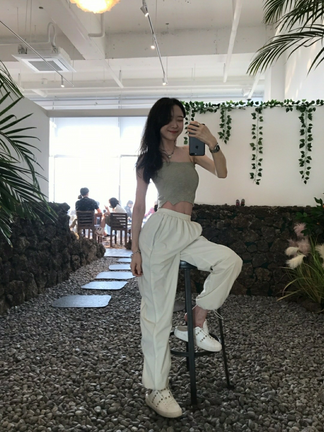 (W) Valentino Calfskin Rockstud Untitled Sneakers White 착용 스타일 - 2