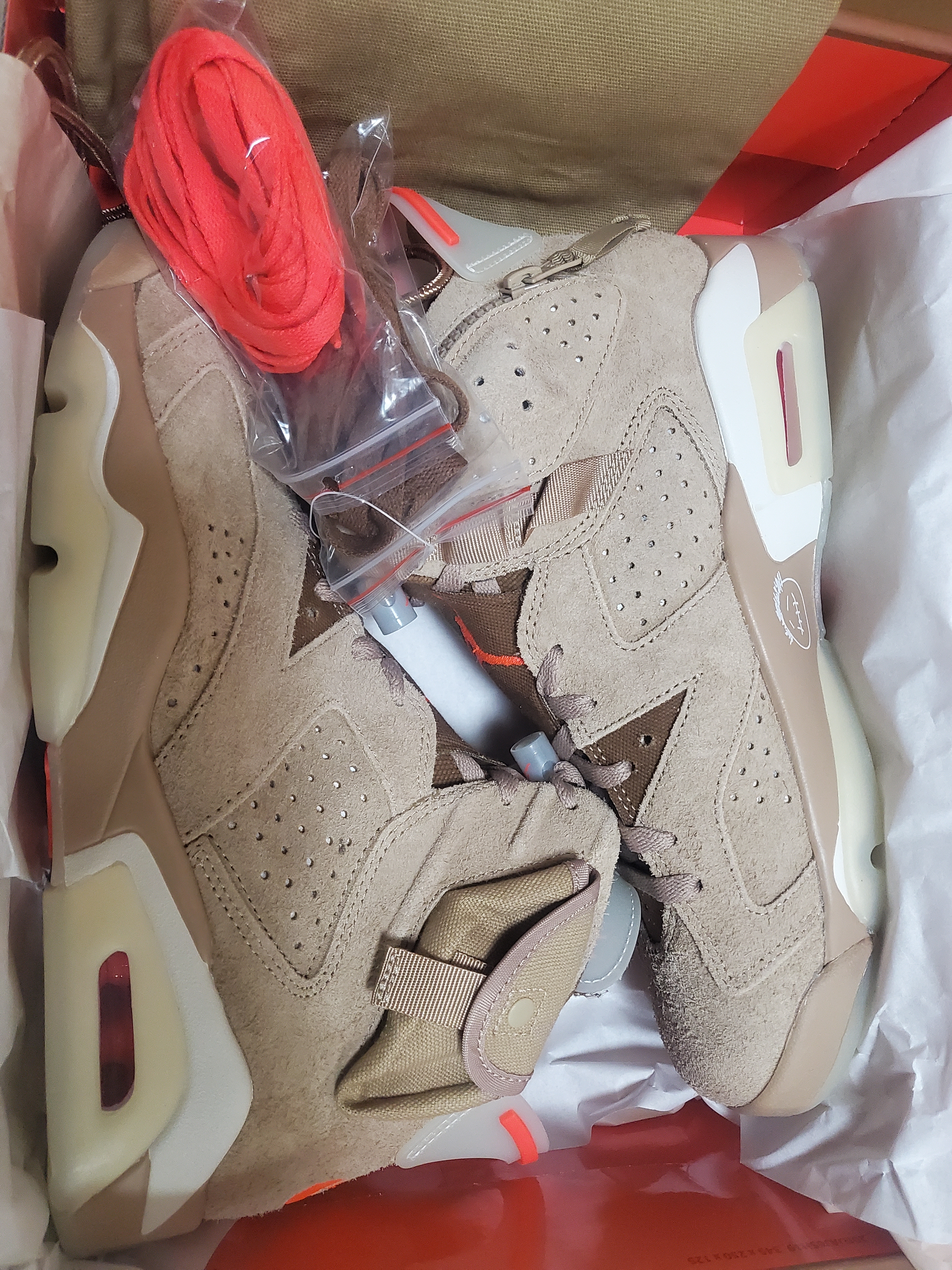 Jordan 6 x Travis Scott Retro SP British Khaki 착용 스타일