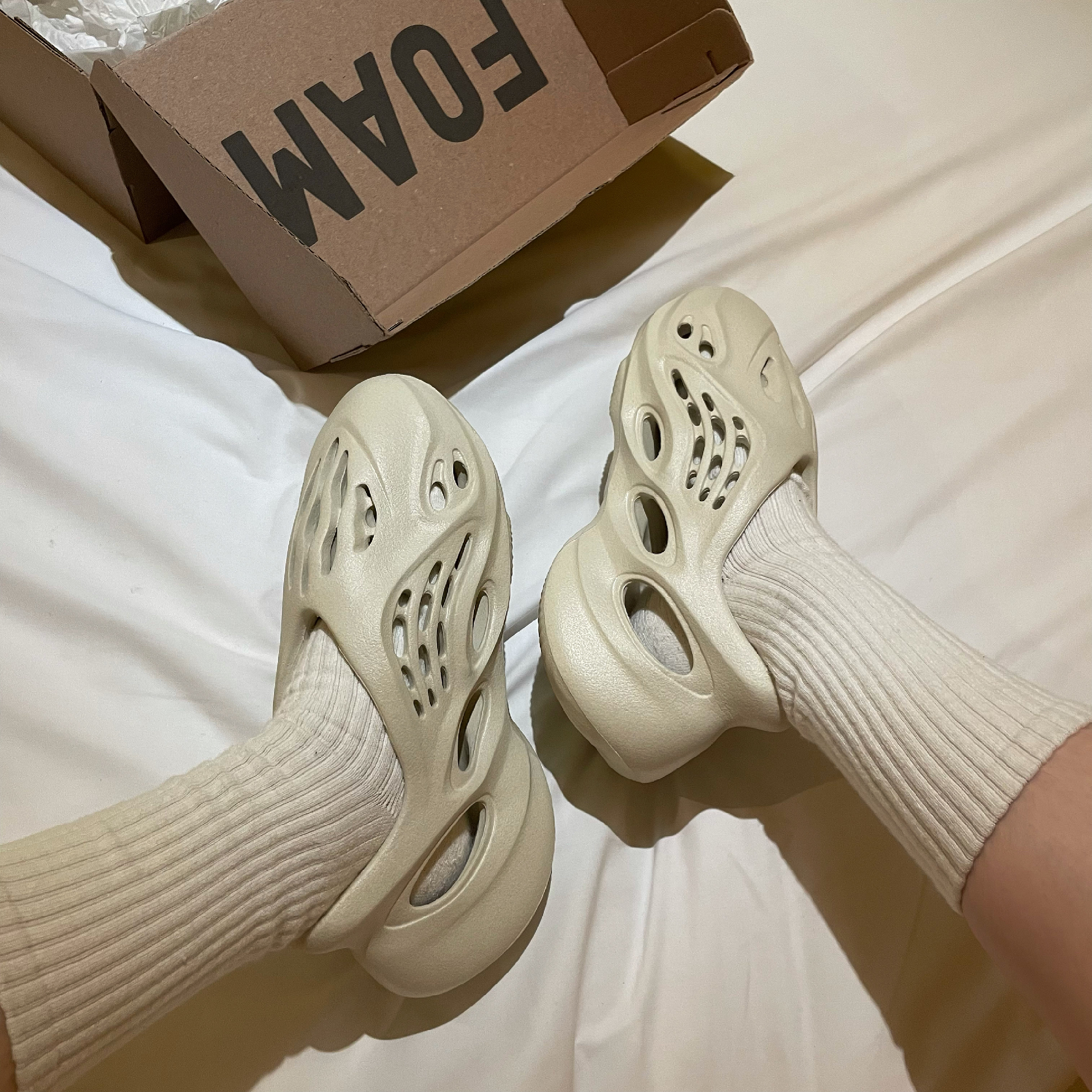 Adidas Yeezy Foam RNNR Sand 착용 스타일