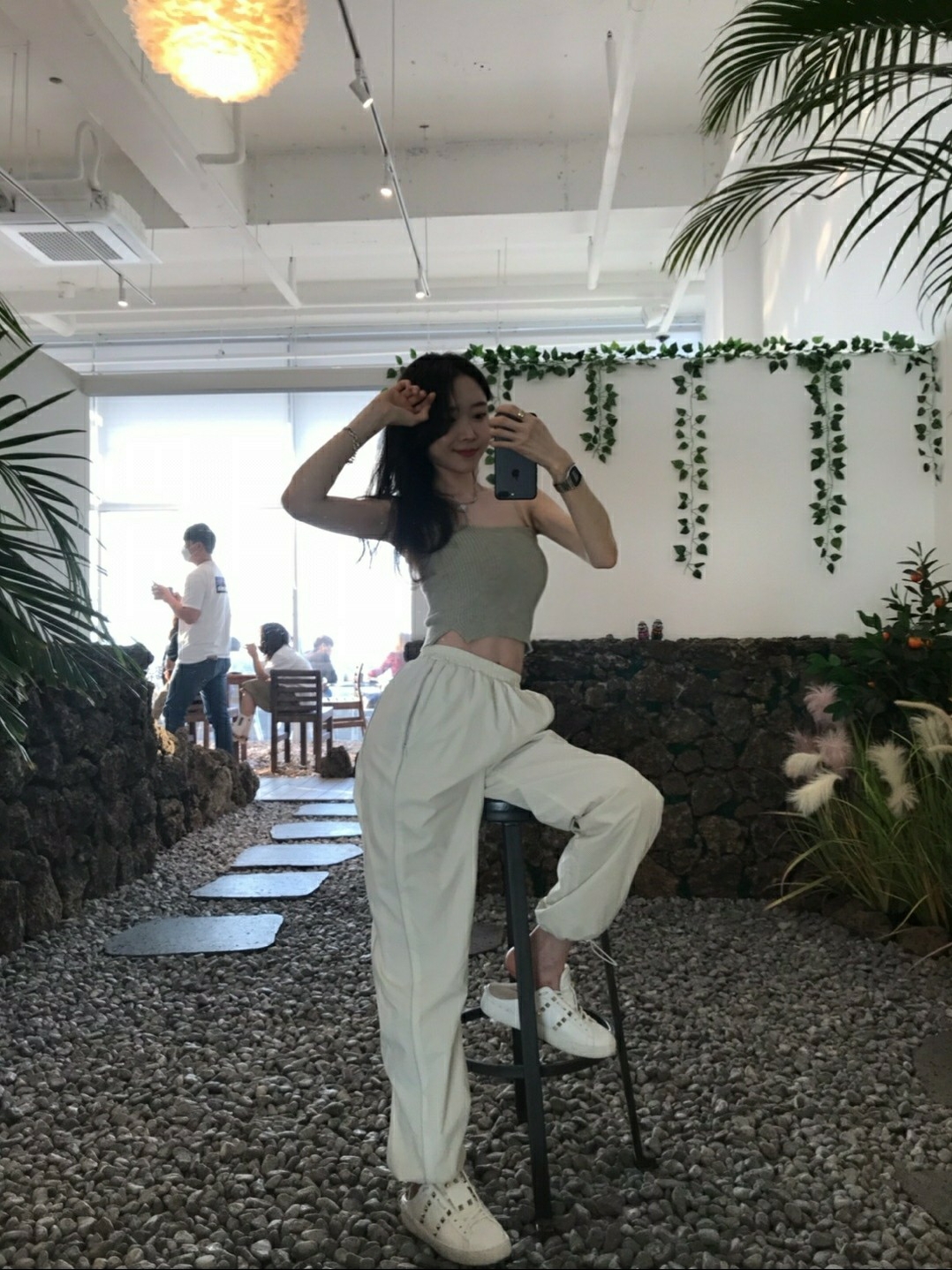(W) Valentino Calfskin Rockstud Untitled Sneakers White 착용 스타일 - 3