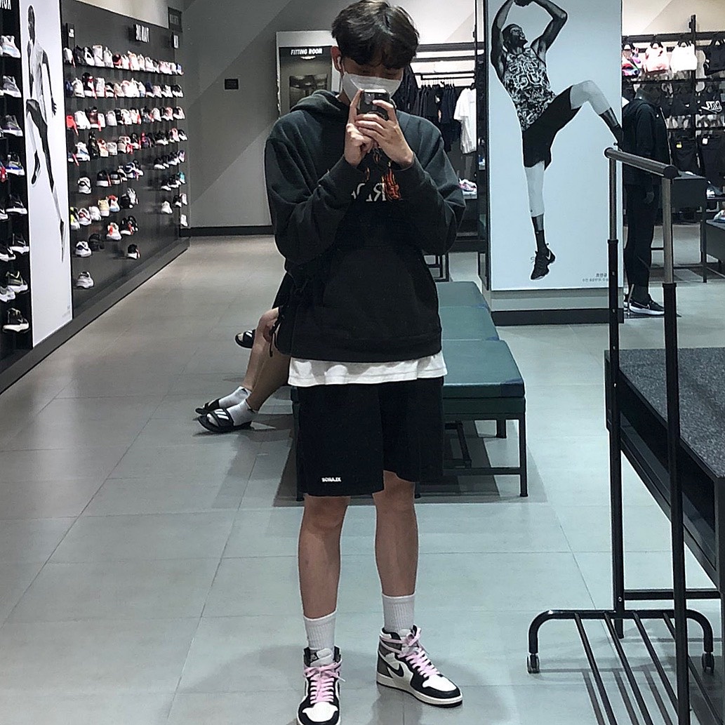 Jordan 1 Retro High OG Black Mocha, Jordan x Travis Scott MJ Fleece Hoodie - US/EU 착용 스타일