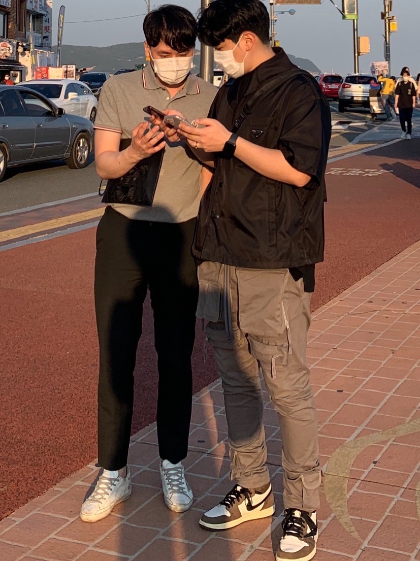 Jordan 1 x Travis Scott Retro High OG SP Mocha, Prada Re-Nylon S/S Shirt Black 착용 스타일 - 2