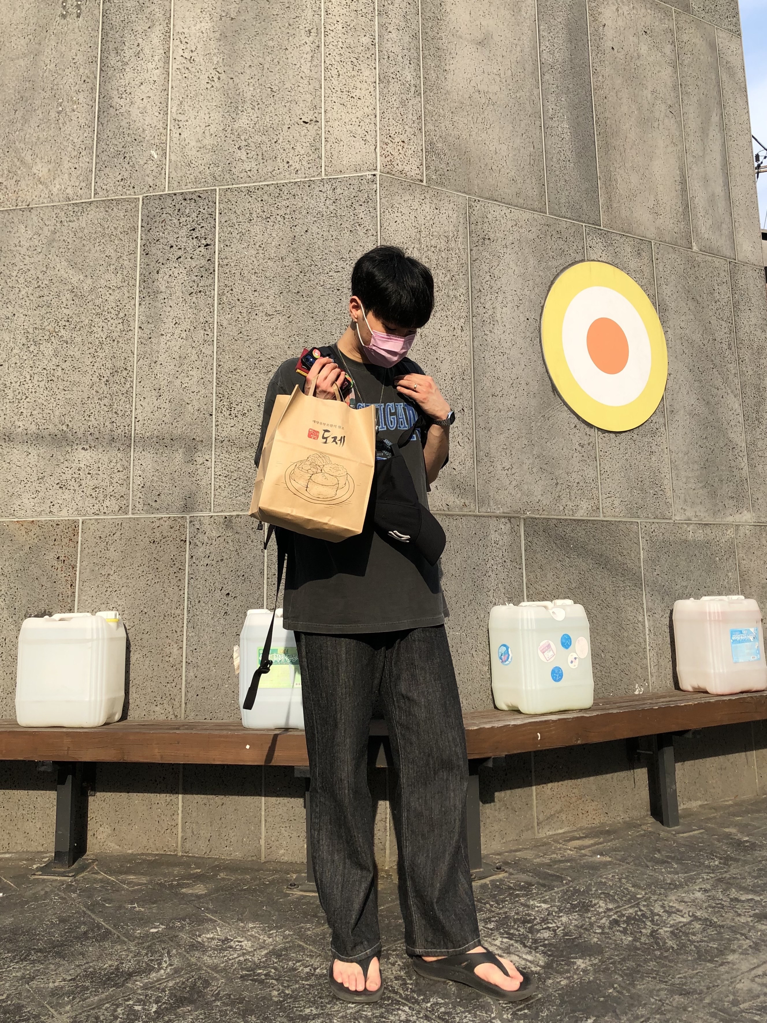 Oofos OOriginal Black 착용 스타일