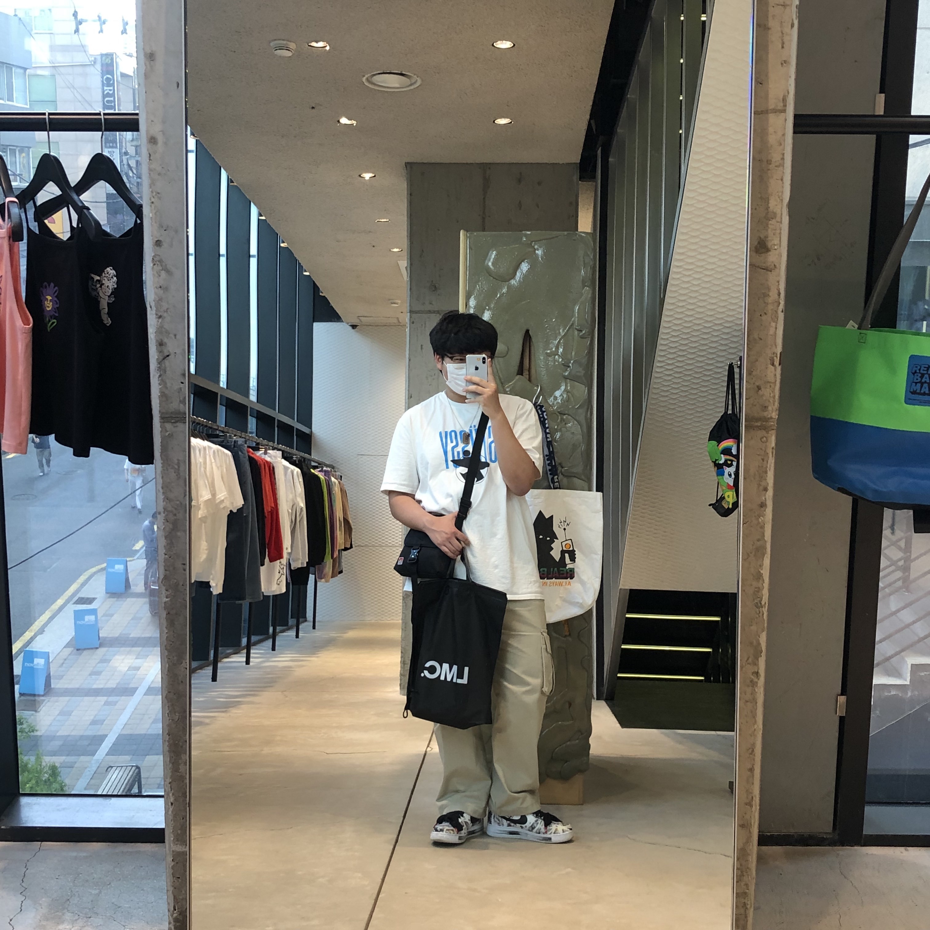 Stussy Surfman Pig. Dyed T-Shirt Natural, Nike x Peaceminusone Air Force 1 Low Para-Noise 2.0 착용 스타일