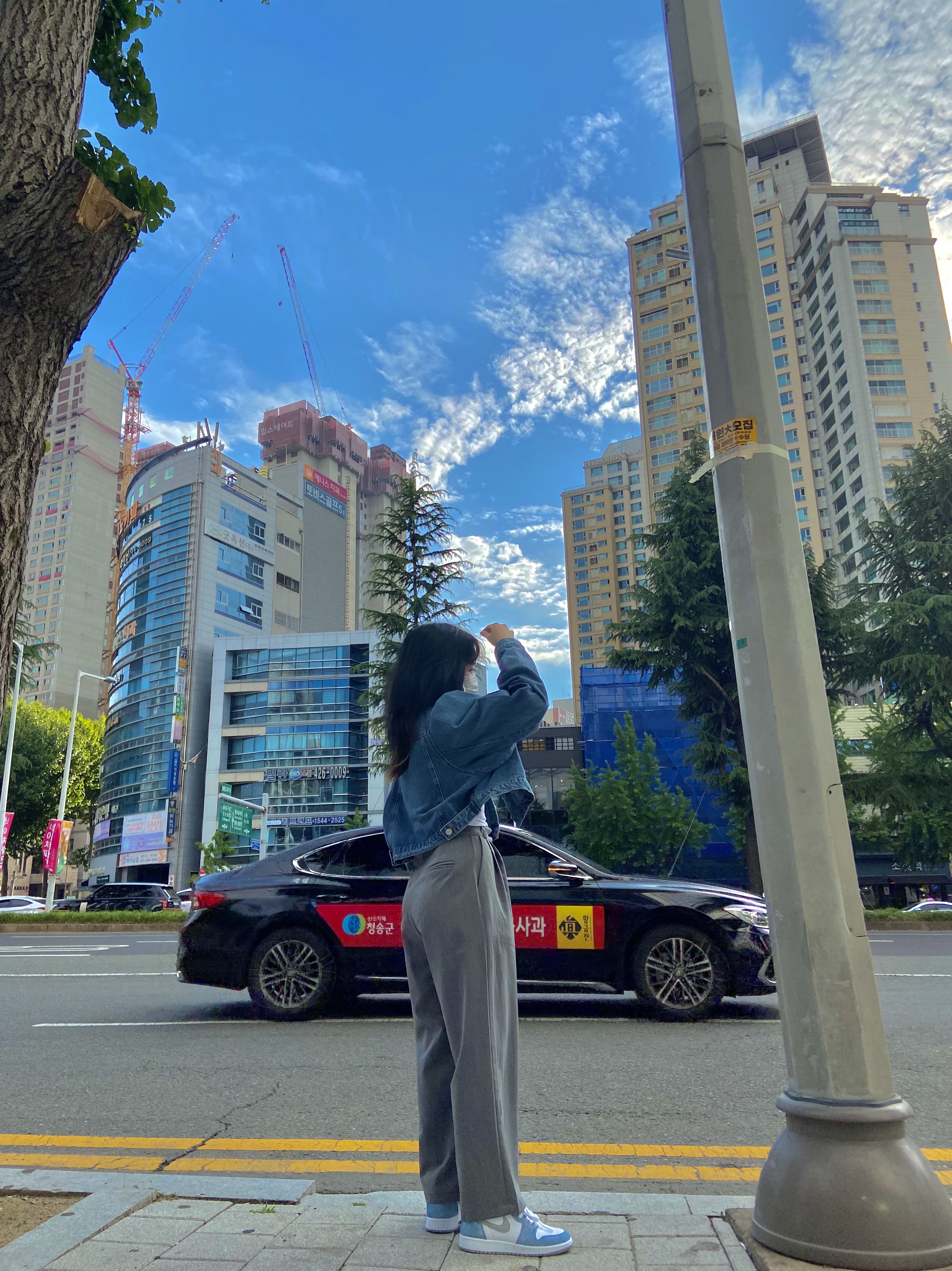 Jordan 1 Retro High OG Hyper Royal 착용 스타일 - 2
