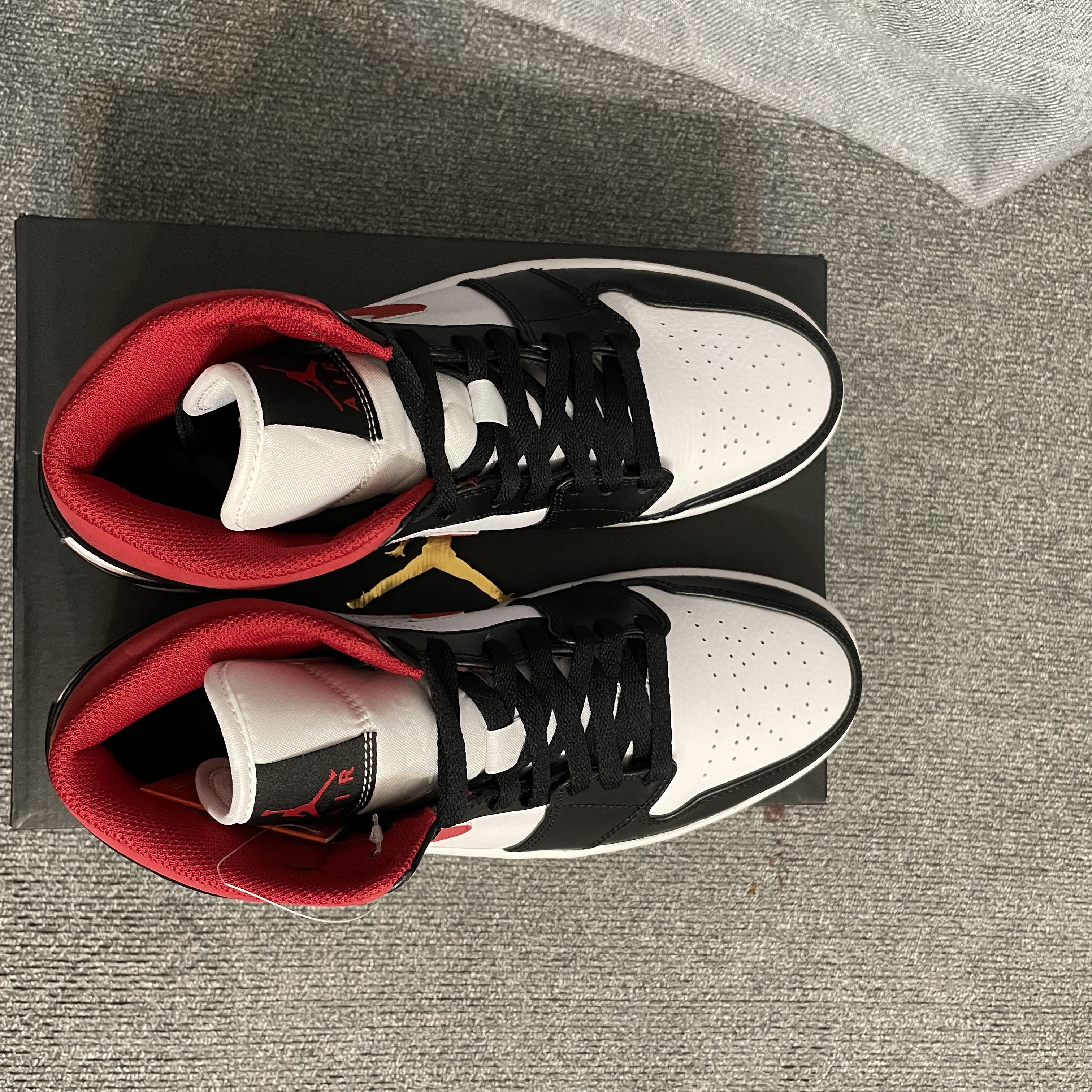 Jordan 1 Mid Gym Red Black White 착용 스타일 - 2