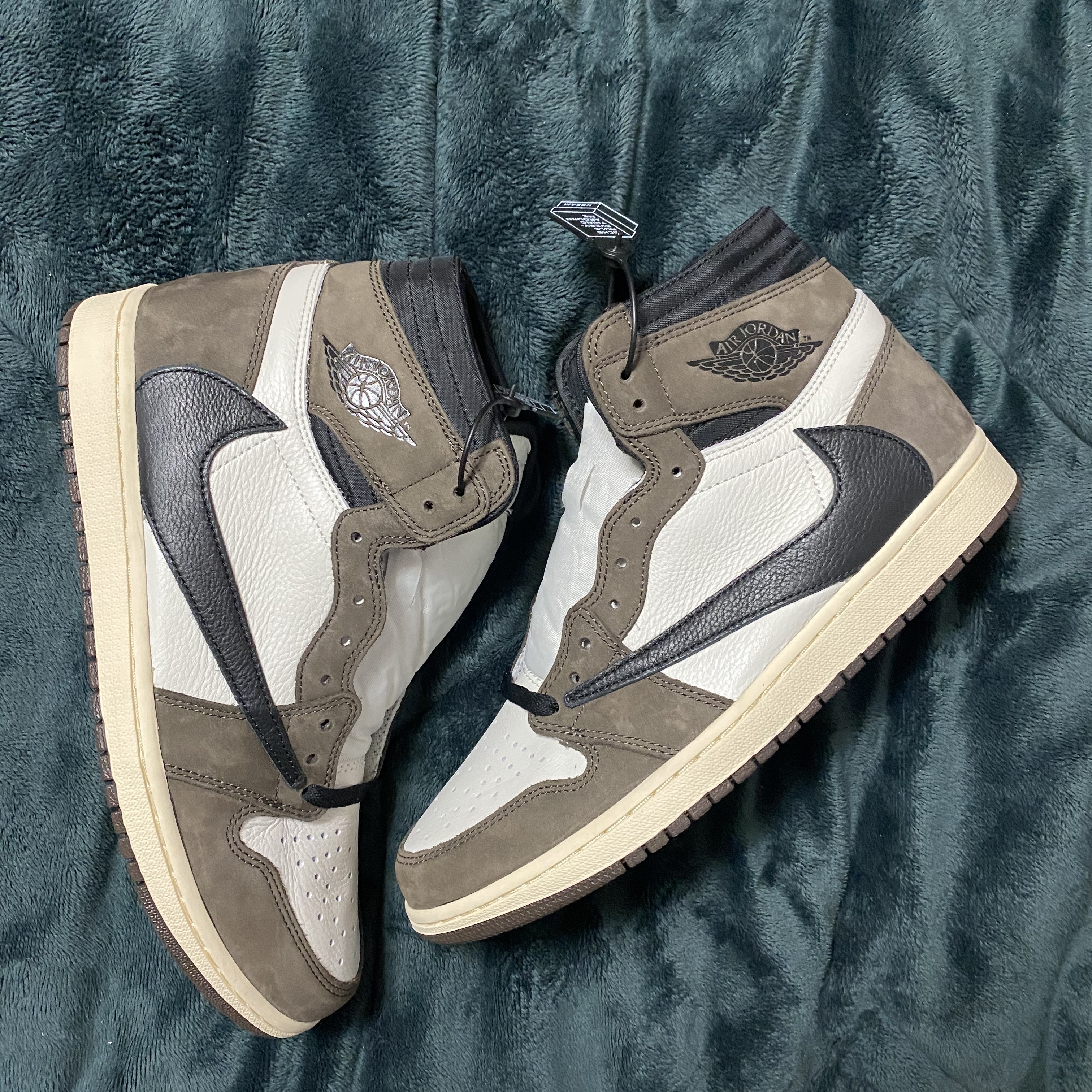 Jordan 1 x Travis Scott Retro High OG SP Mocha 착용 스타일