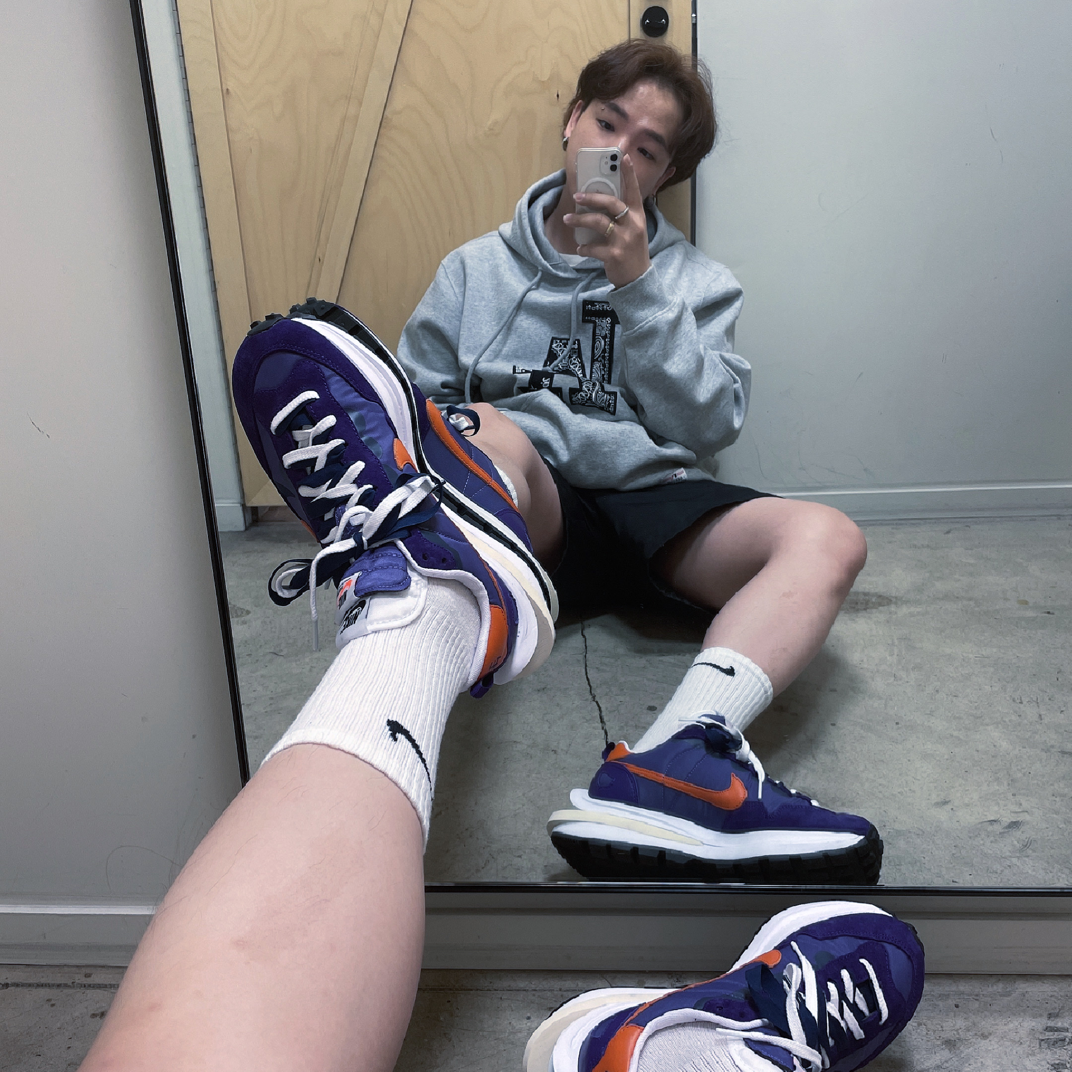 Nike x Sacai VaporWaffle Dark Iris 착용 스타일