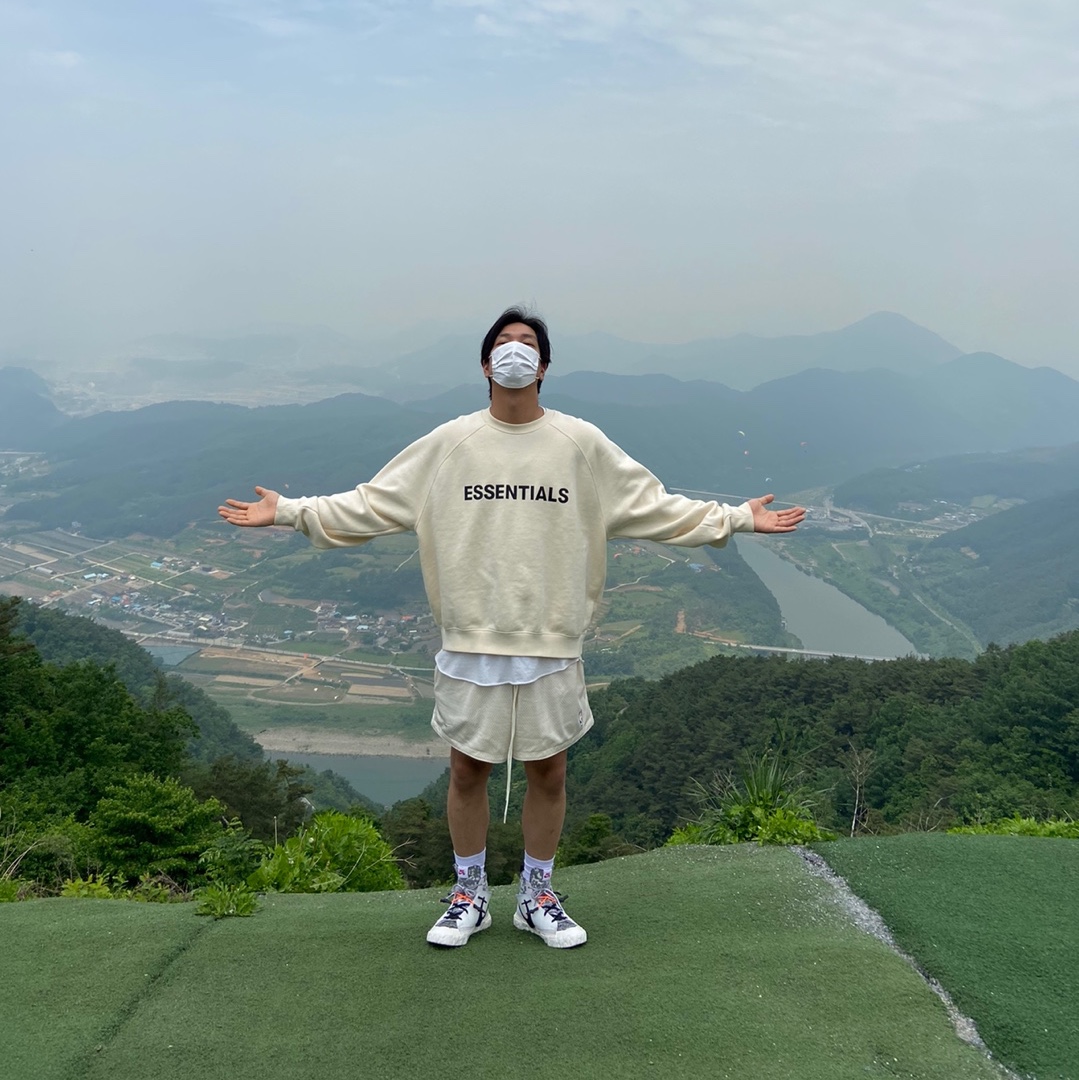Essentials 3D Silicon Applique Crewneck Buttercream 2020, Nike x Fear of God Basketball Shorts String 착용 스타일 - 1