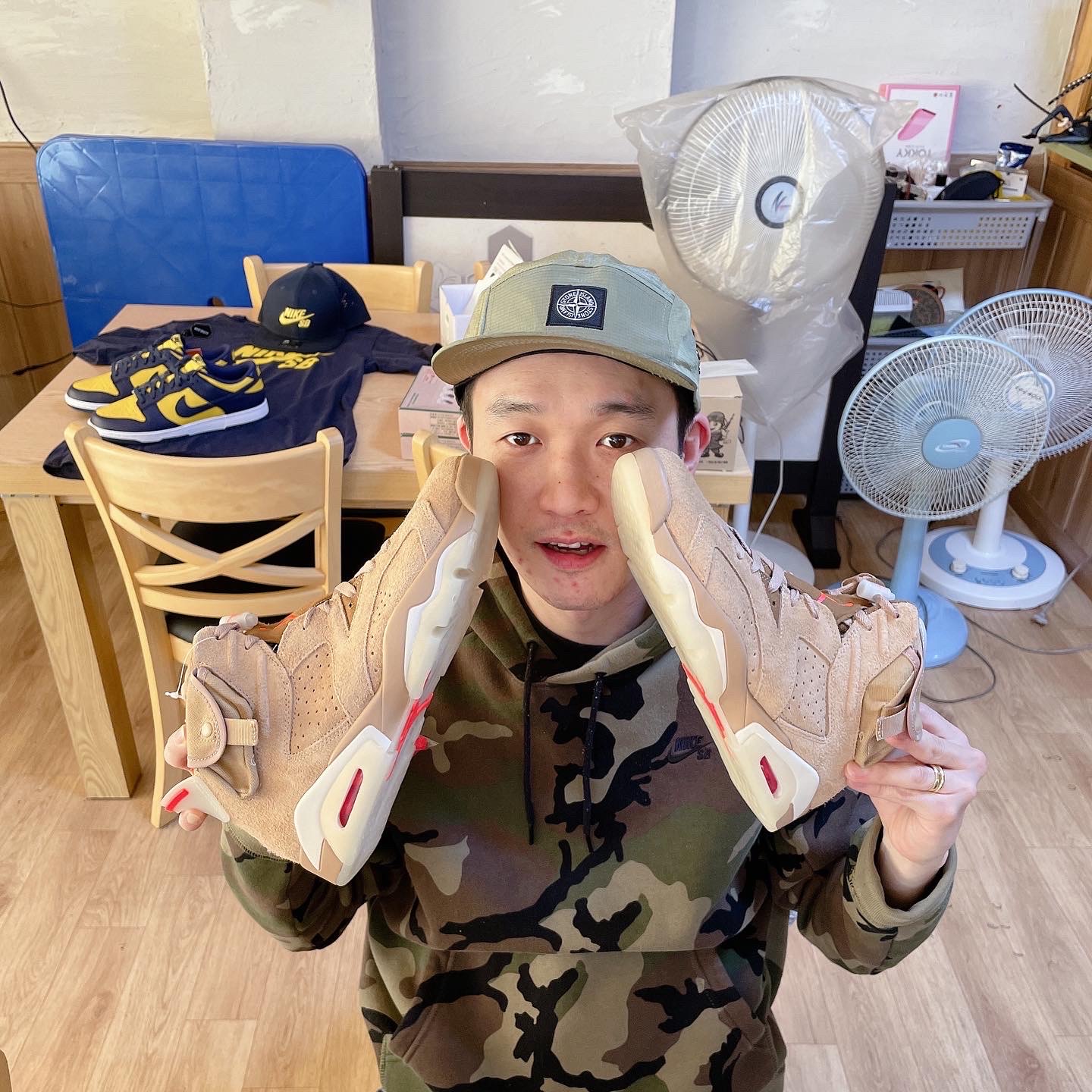 Jordan 6 x Travis Scott Retro SP British Khaki 착용 스타일