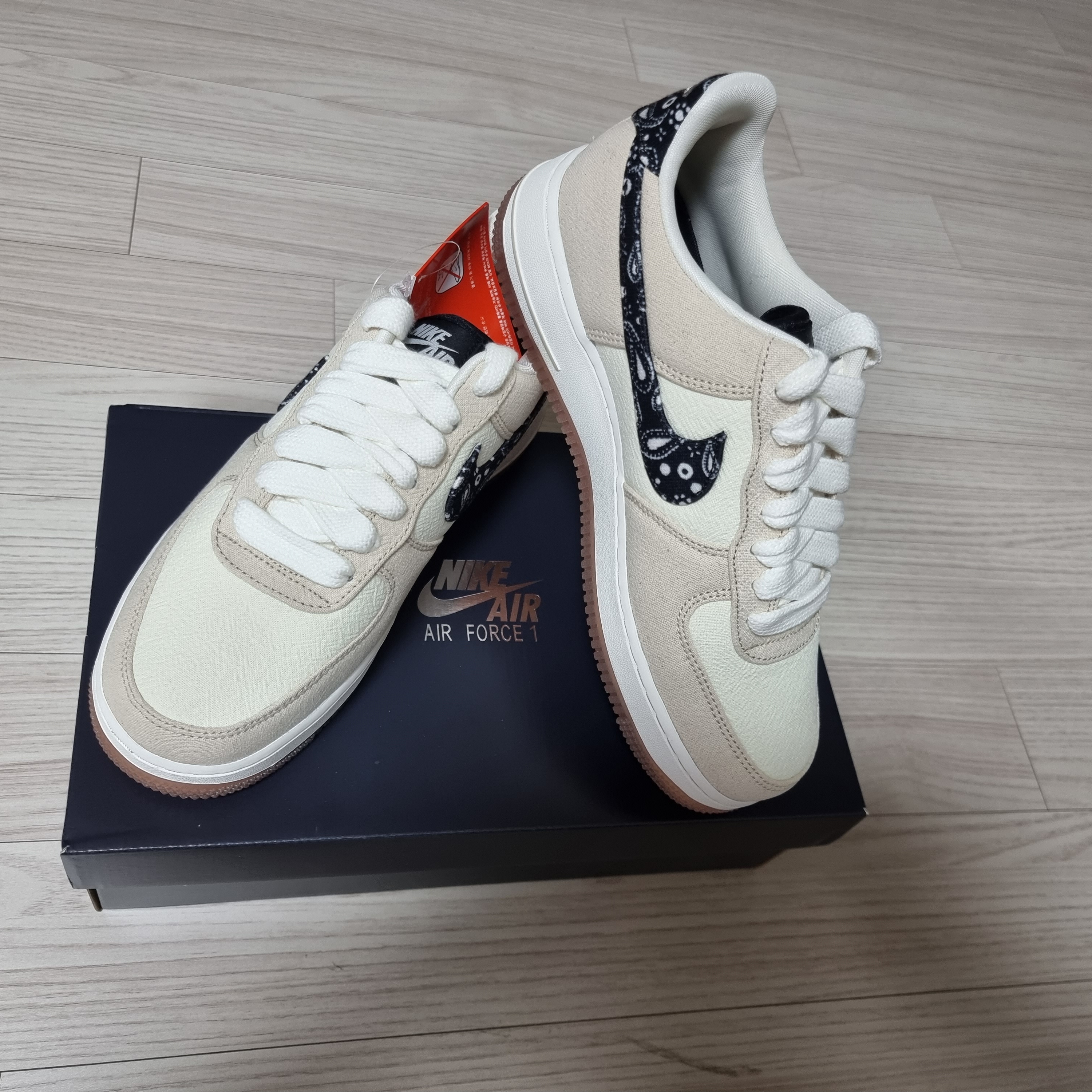 Nike Air Force 1 '07 LV8 Paisley Swoosh 착용 스타일