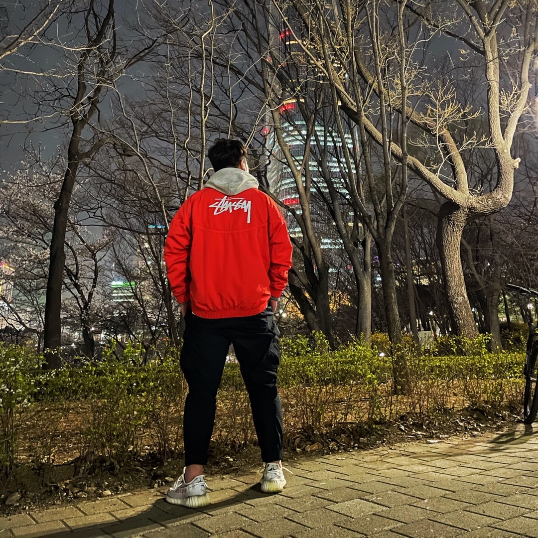 Adidas Yeezy Boost 350 V2 Zebra 2017/2019/2020, Nike x Stussy Windrunner Jacket Habanero Red 착용 스타일 - 2