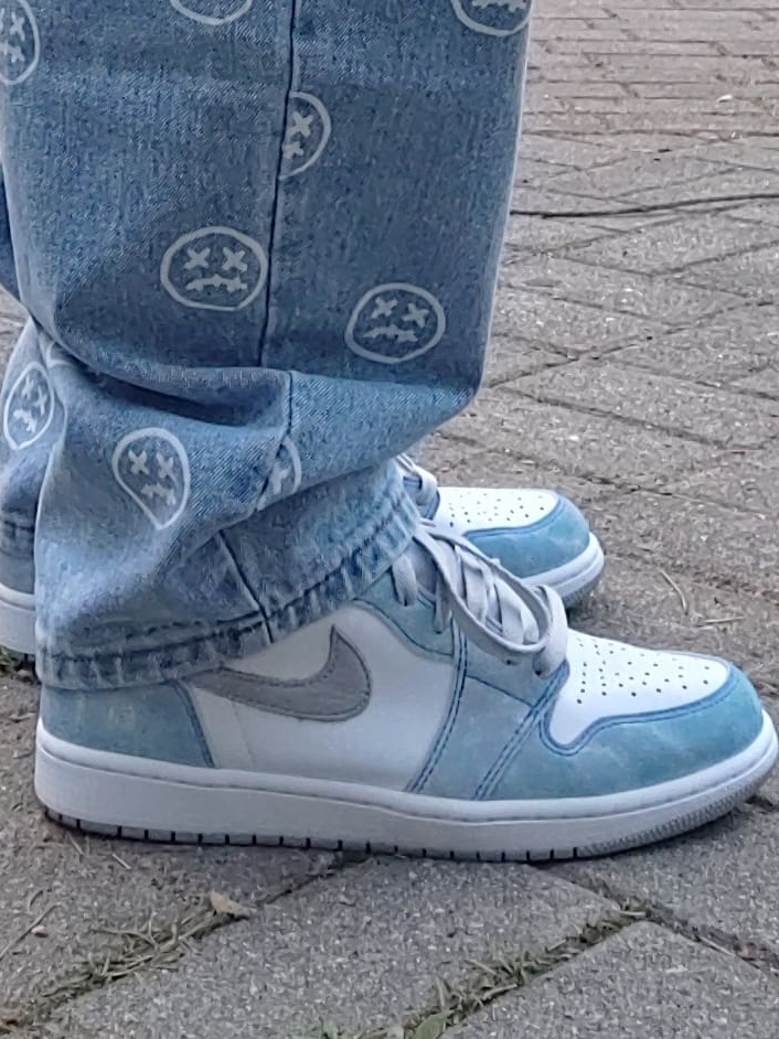 Jordan 1 Retro High OG Hyper Royal 착용 스타일 - 3