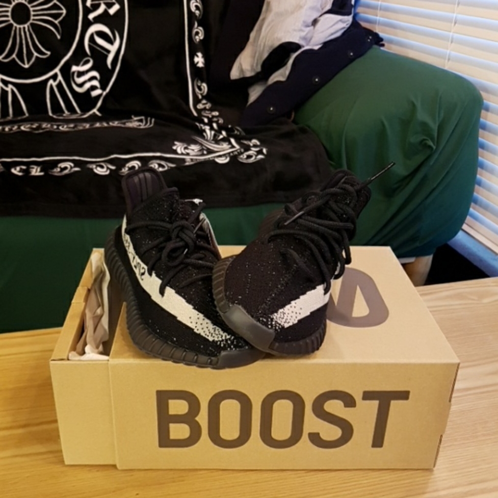 Adidas Yeezy Boost 350 V2 Core Black White 2016 착용 스타일 - 1
