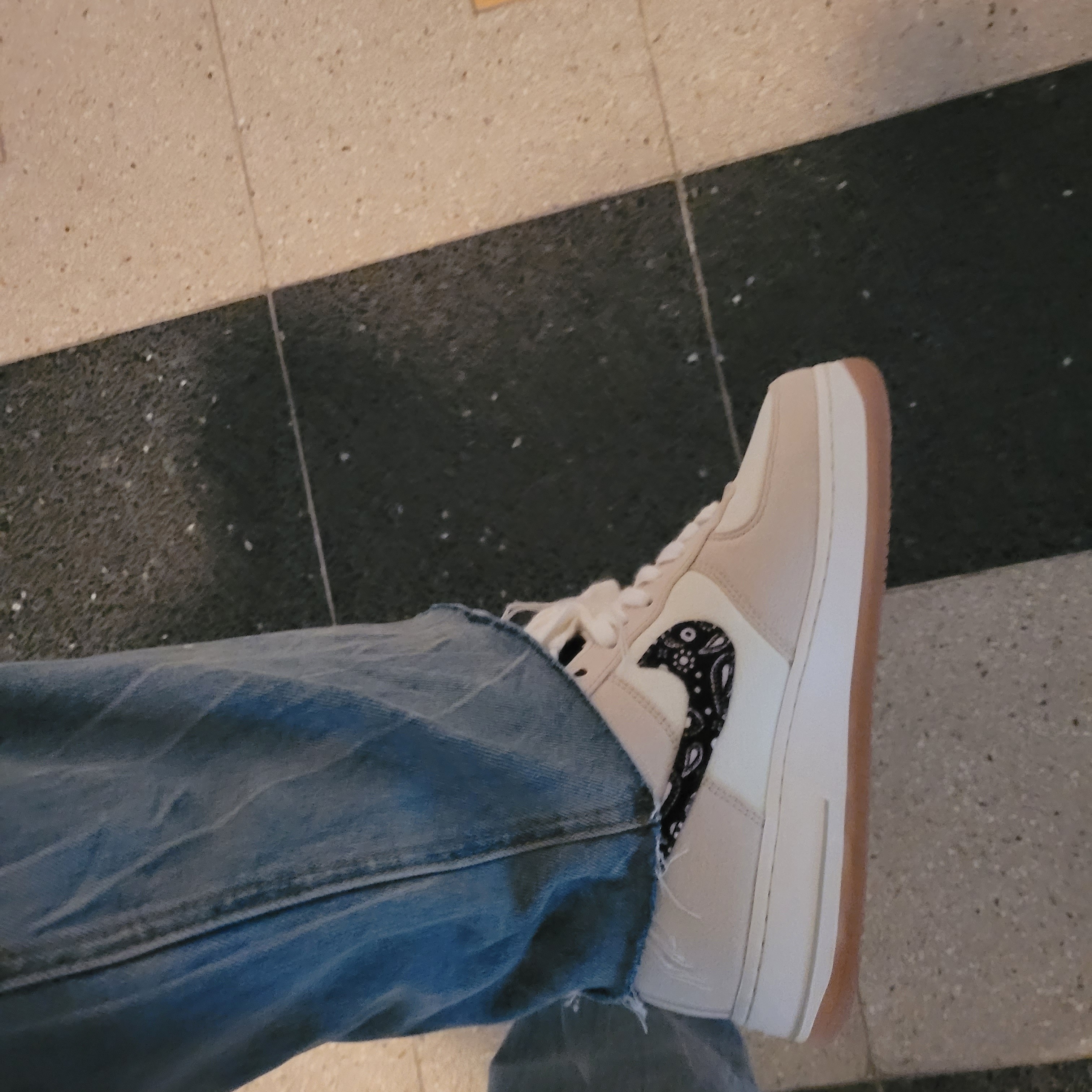 Nike Air Force 1 '07 LV8 Paisley Swoosh 착용 스타일 - 3