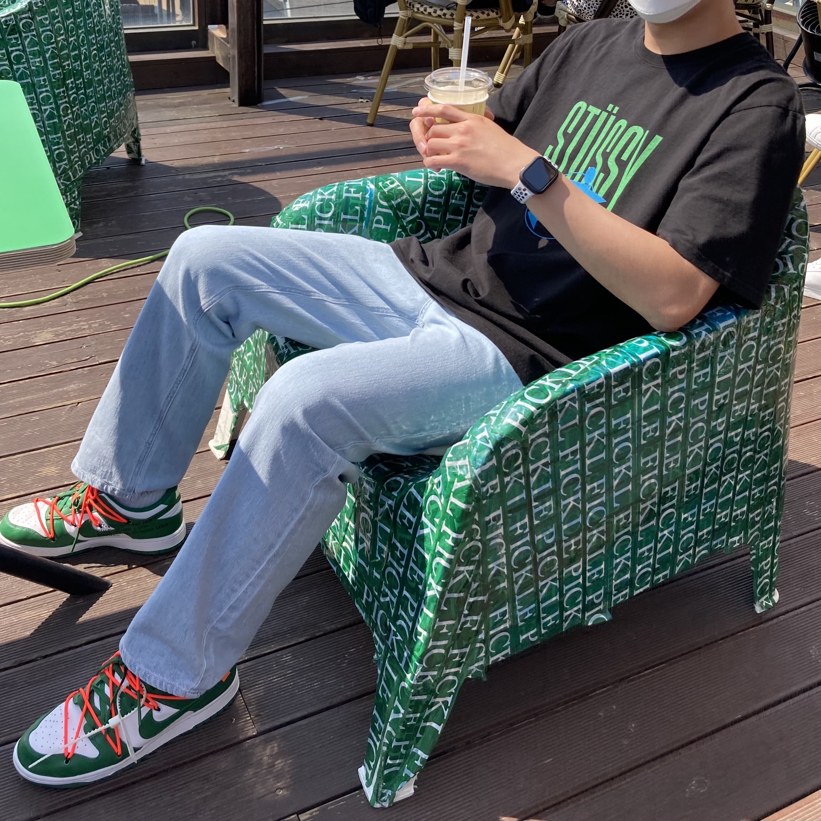 Nike x Off-White Dunk Low Pine Green, Stussy Surfman Pig. Dyed T-Shirt Black 착용 스타일