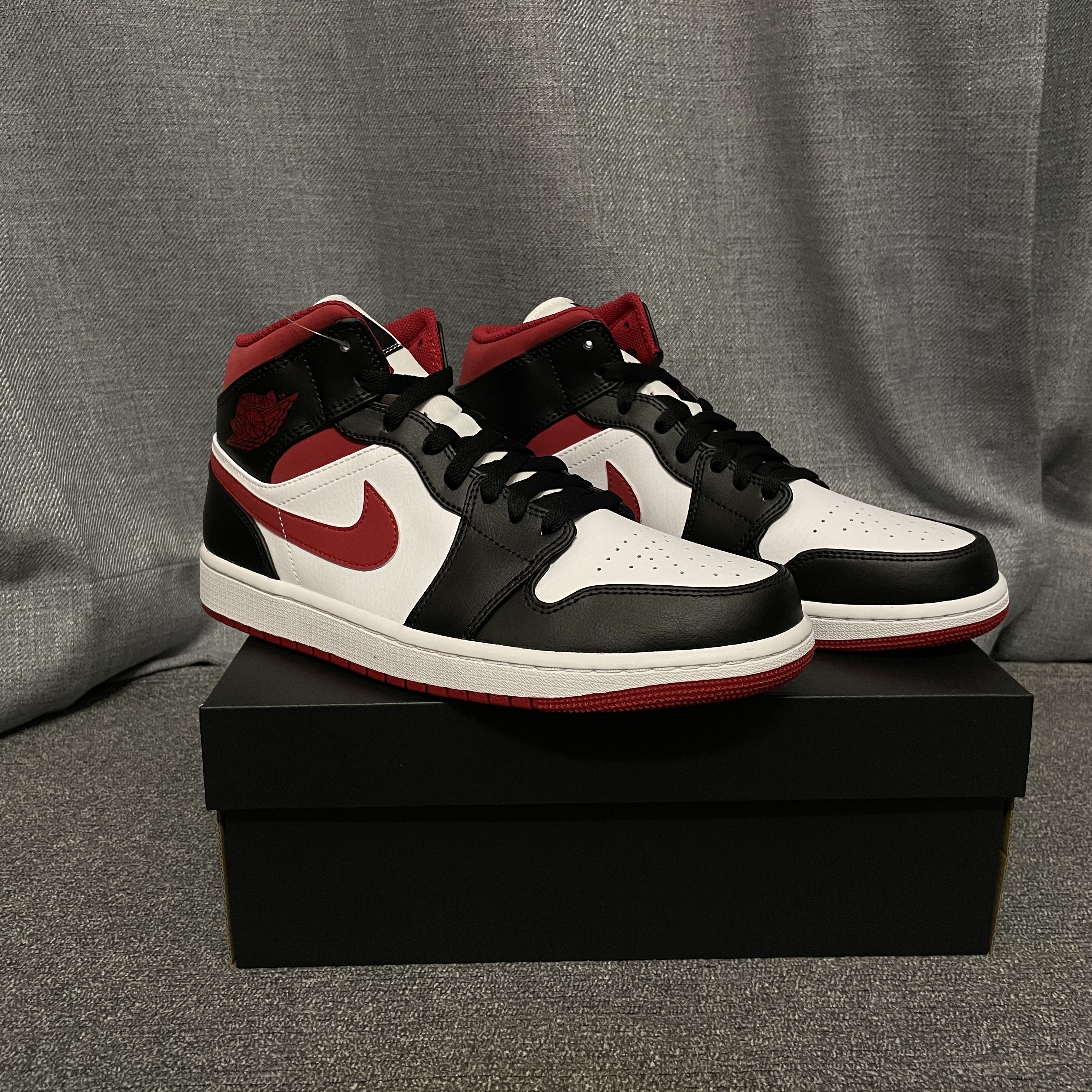 Jordan 1 Mid Gym Red Black White 착용 스타일 - 1