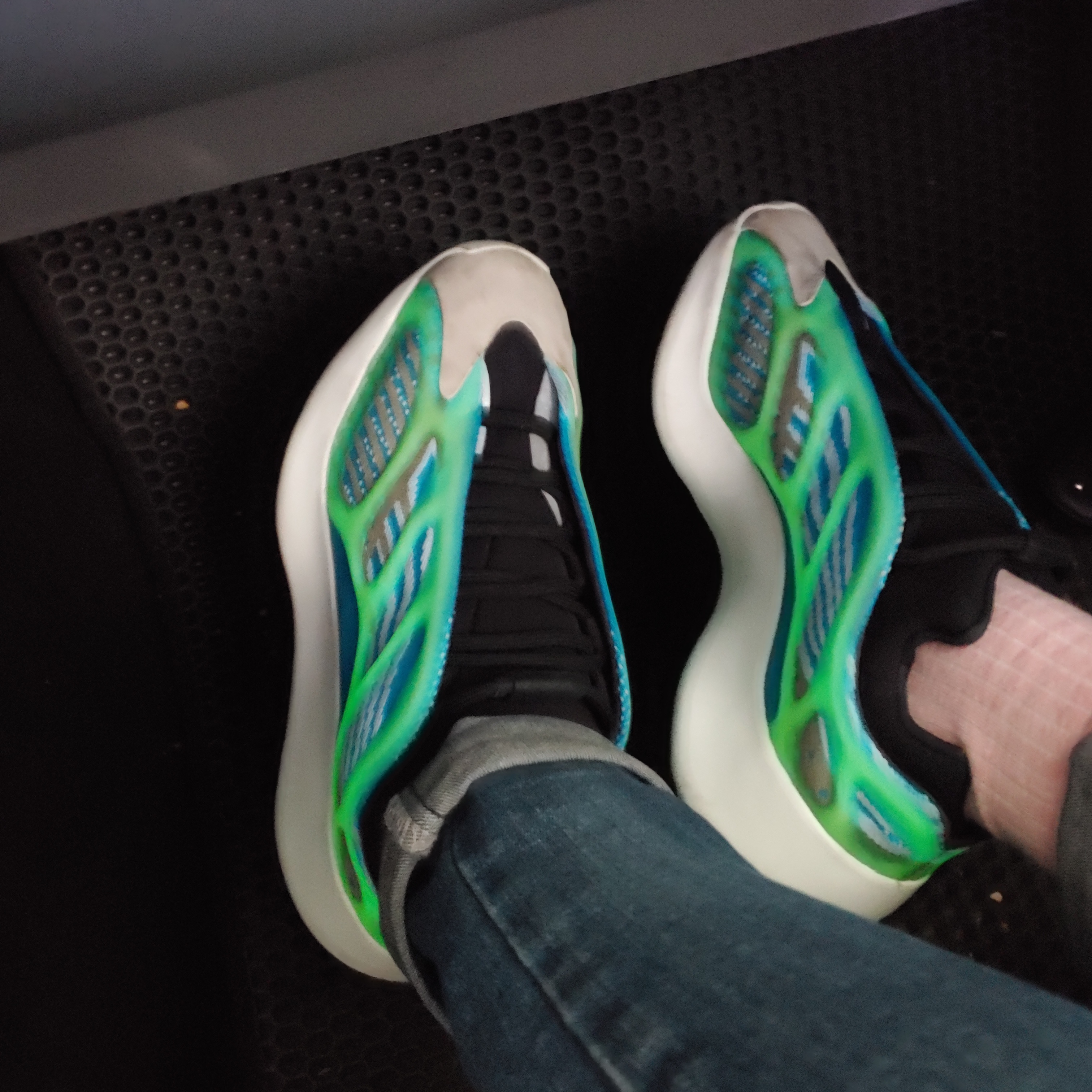 Adidas Yeezy 700 V3 Arzareth 착용 스타일 - 1