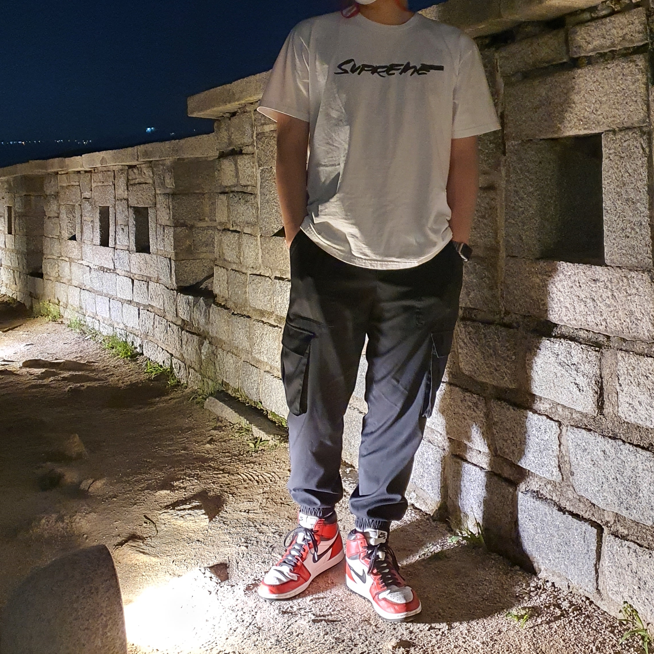 Jordan 1 Retro High OG Defiant SB LA to Chicago, Supreme Futura Logo T-Shirt White - 20FW 착용 스타일