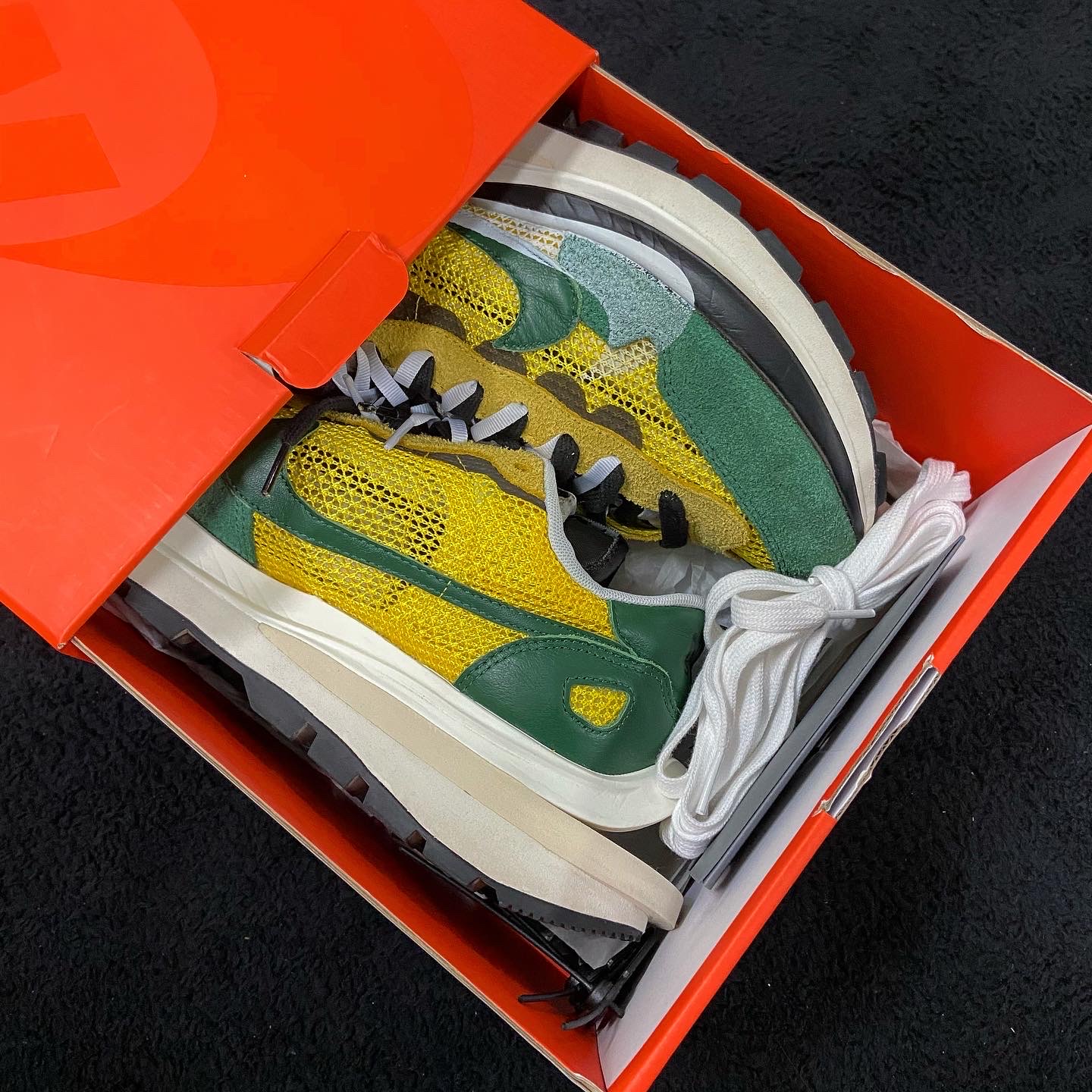 Nike x Sacai VaporWaffle Tour Yellow & Gorge Green Sail 착용 스타일 - 4