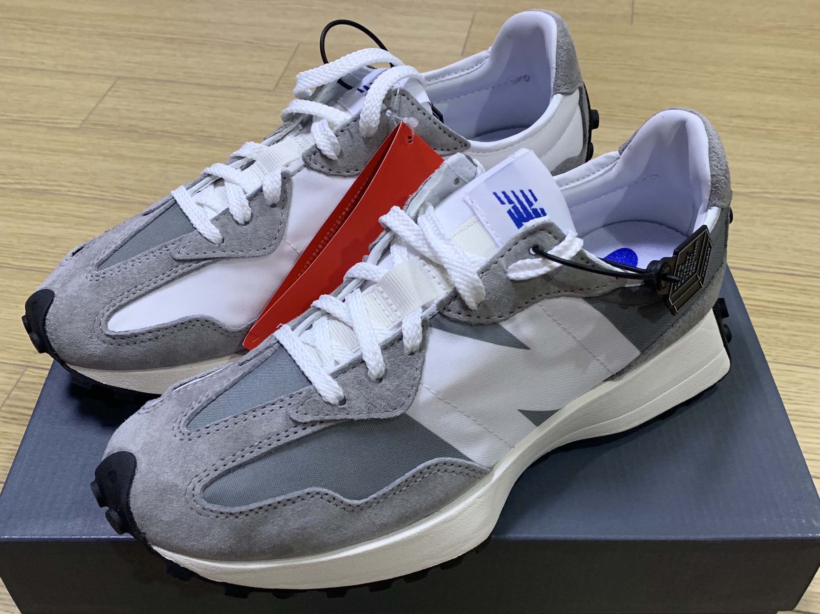 New Balance 327 Grey 착용 스타일