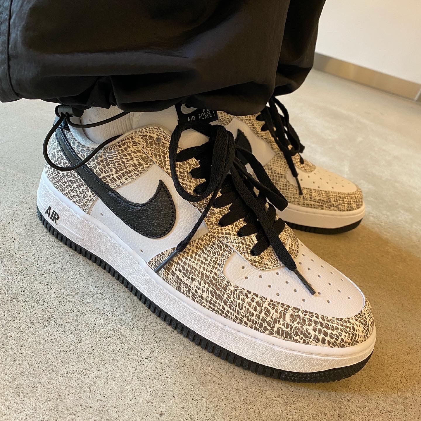 Nike Air Force 1 Low Retro Cocoa Snake 2018, Nike Air Force 1 B Silver Snake 착용 스타일 - 3