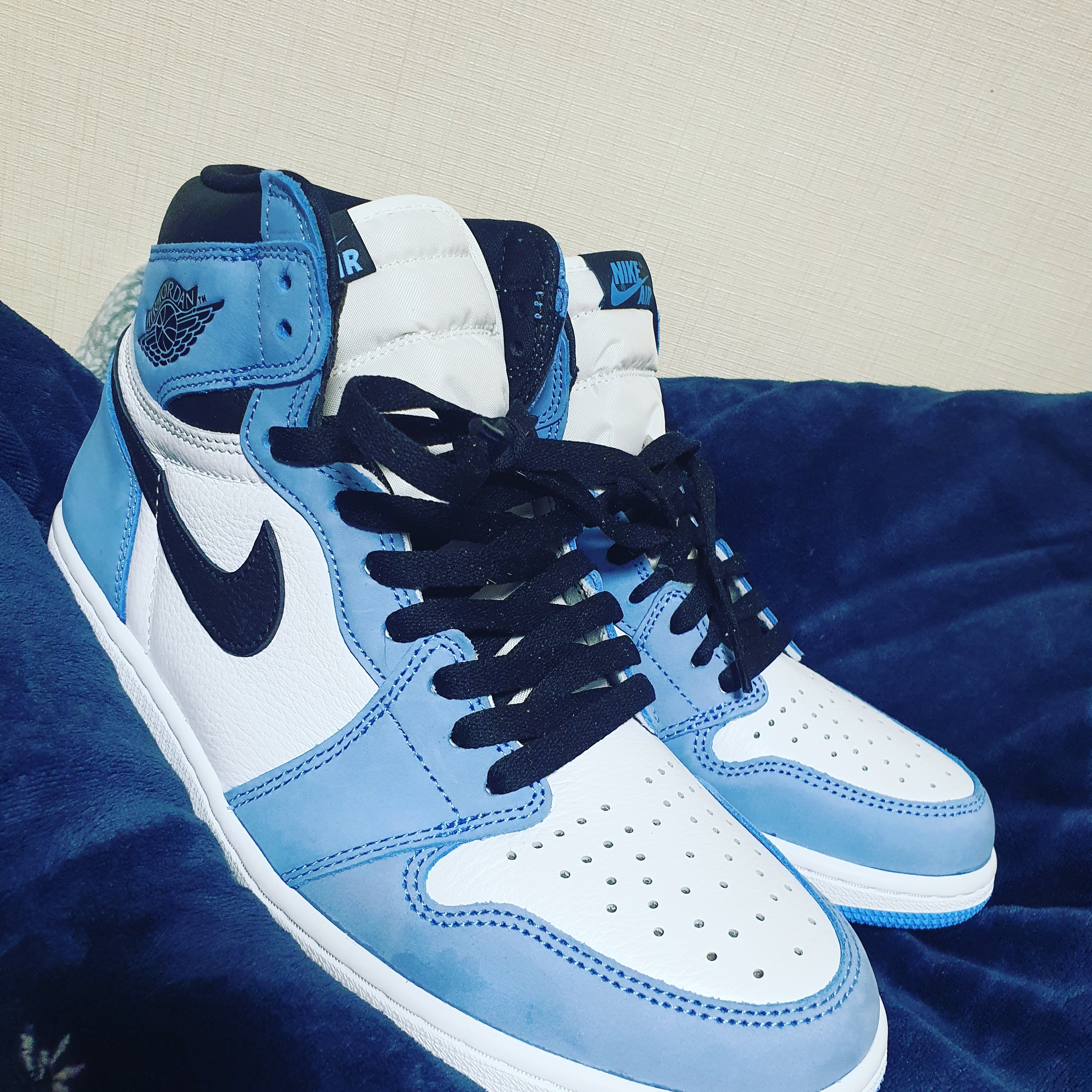 Converse x Off-White Chuck 70 High V2 2021, Jordan 1 Retro High OG Hyper Royal 착용 스타일 - 4