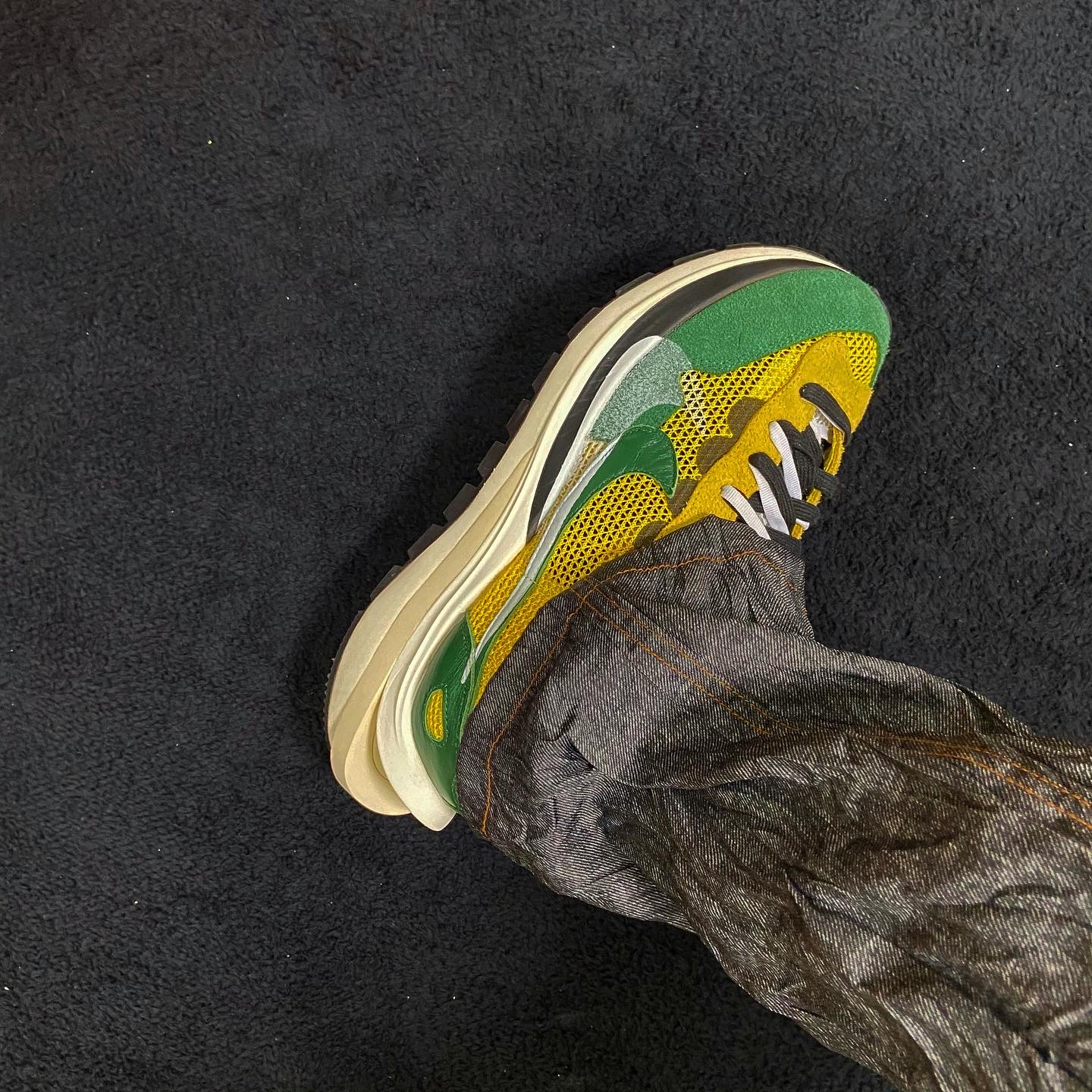 Nike x Sacai VaporWaffle Tour Yellow & Gorge Green Sail 착용 스타일 - 2