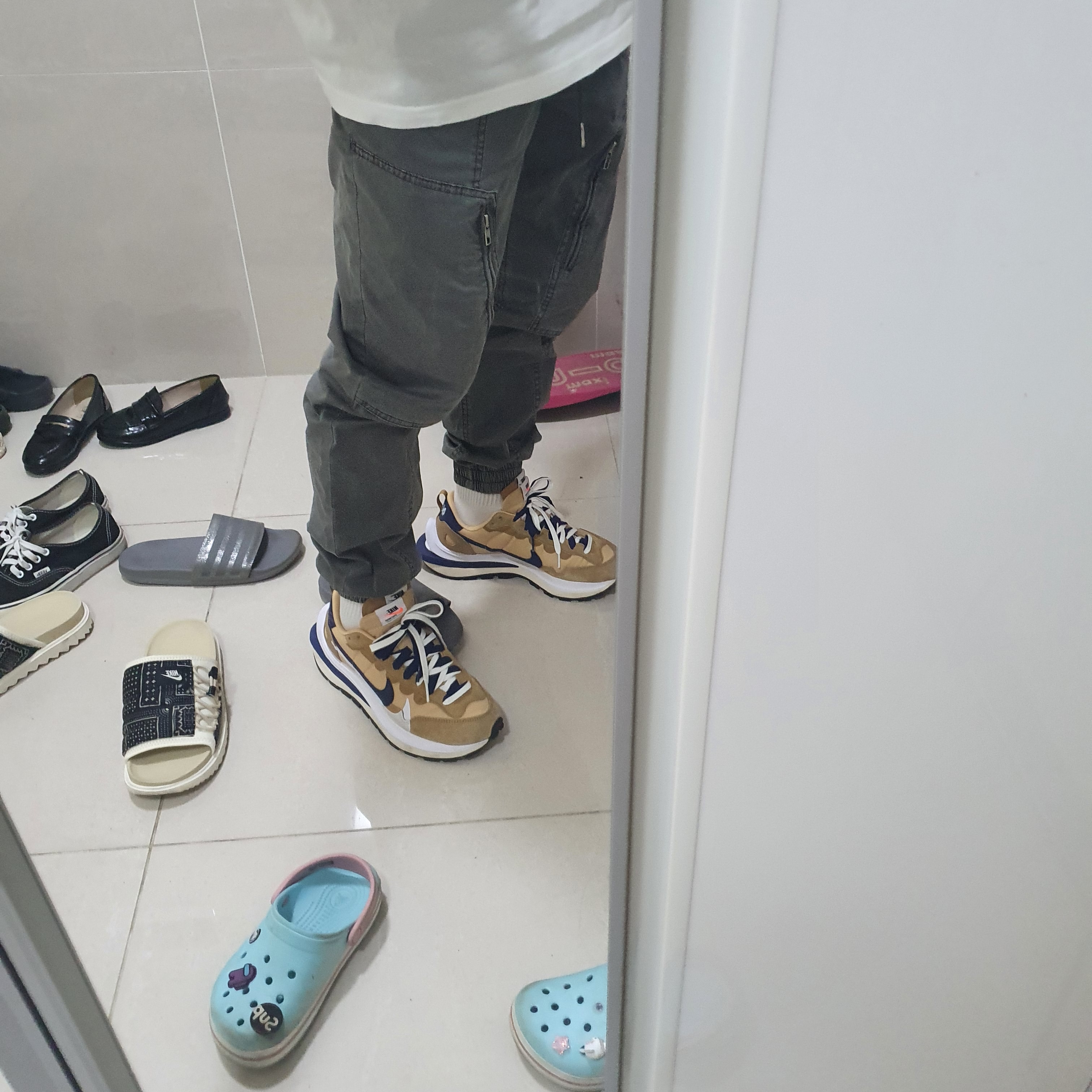Nike x Sacai VaporWaffle Sesame and Blue Void 착용 스타일