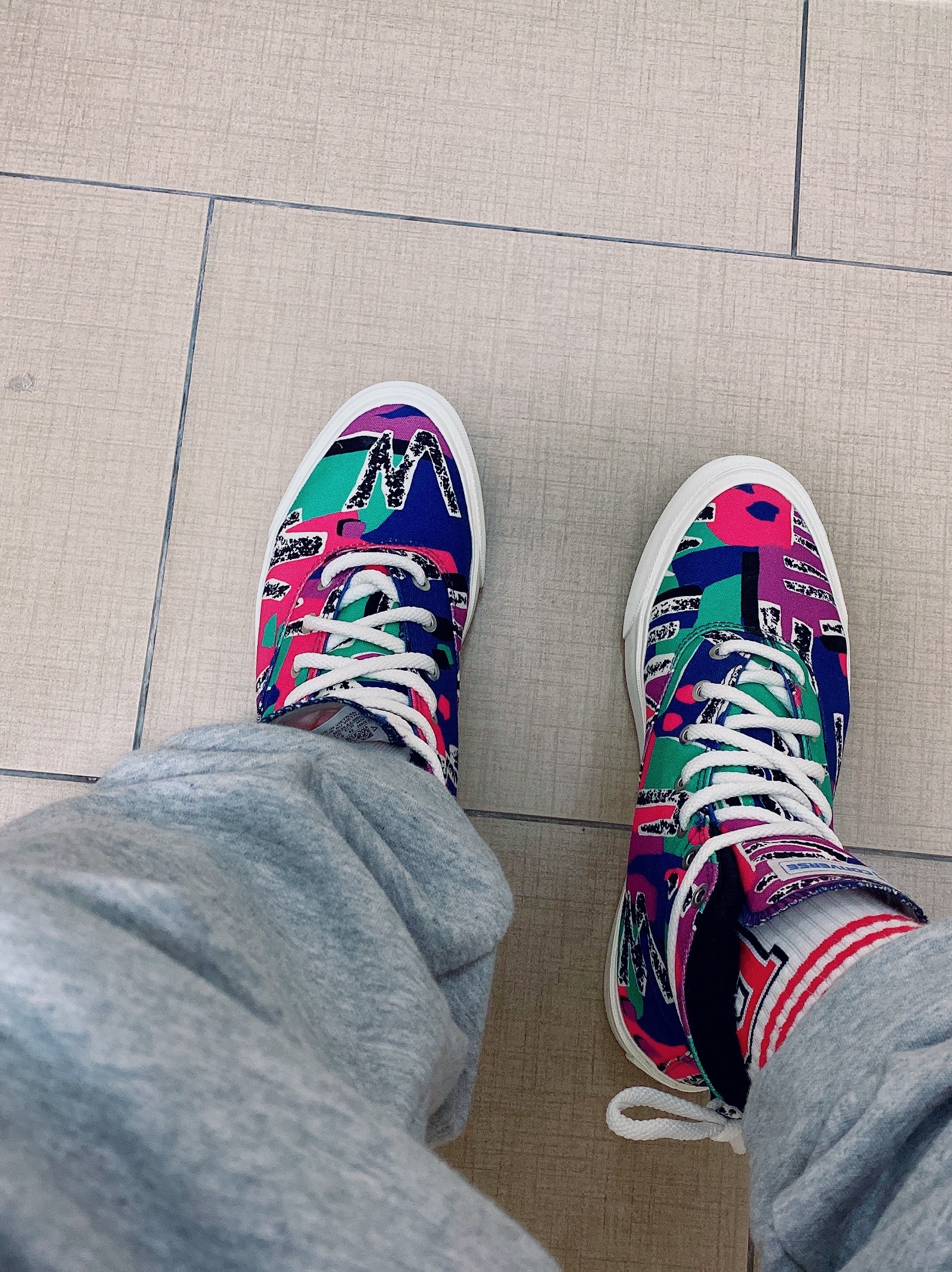 Converse x Fear of God Essentials Skid Grip Hi 착용 스타일 - 3