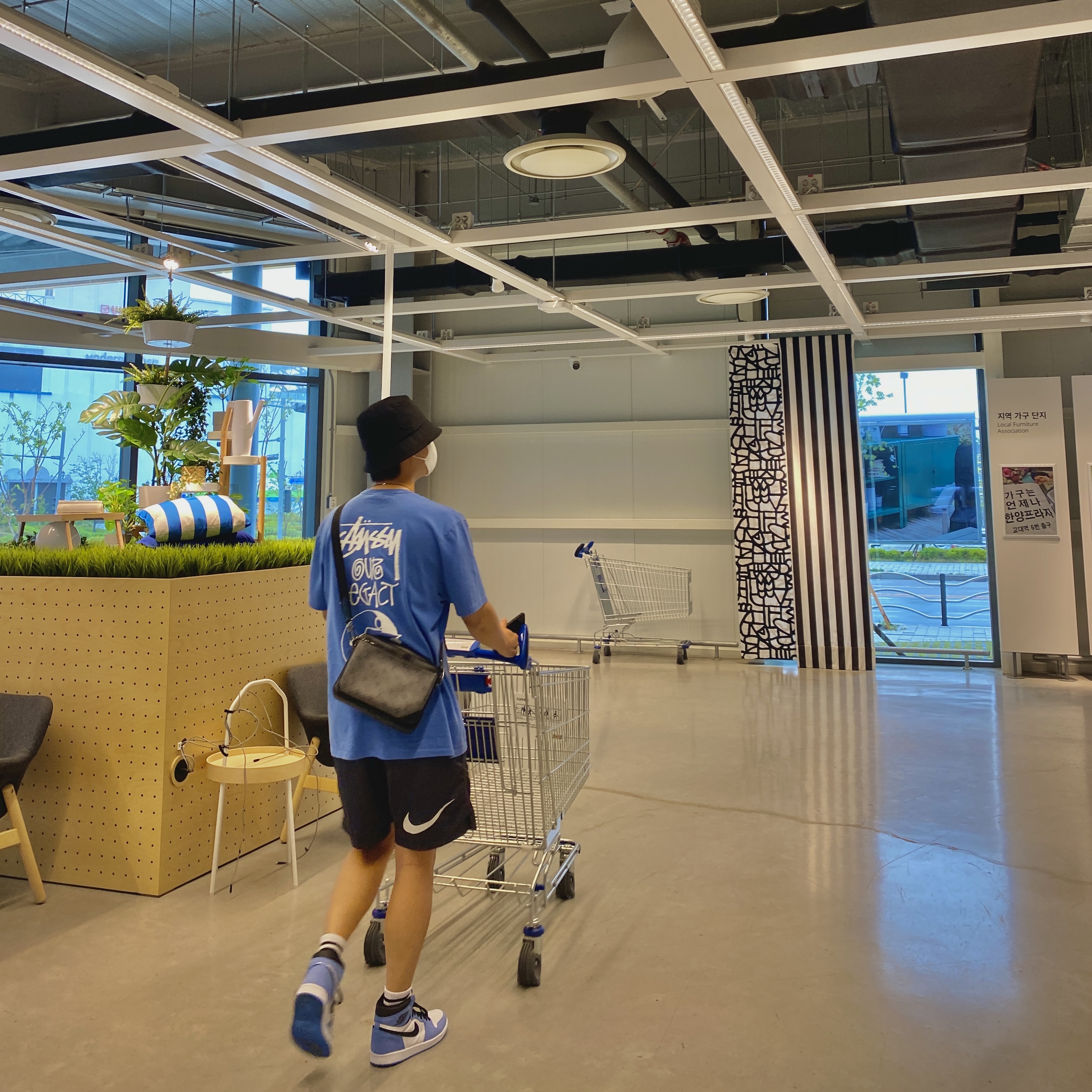 Nike x Stussy Water Shorts Off Noir, Stussy x Our Legacy Surfman T-Shirt Blue - 21SS 착용 스타일 - 3