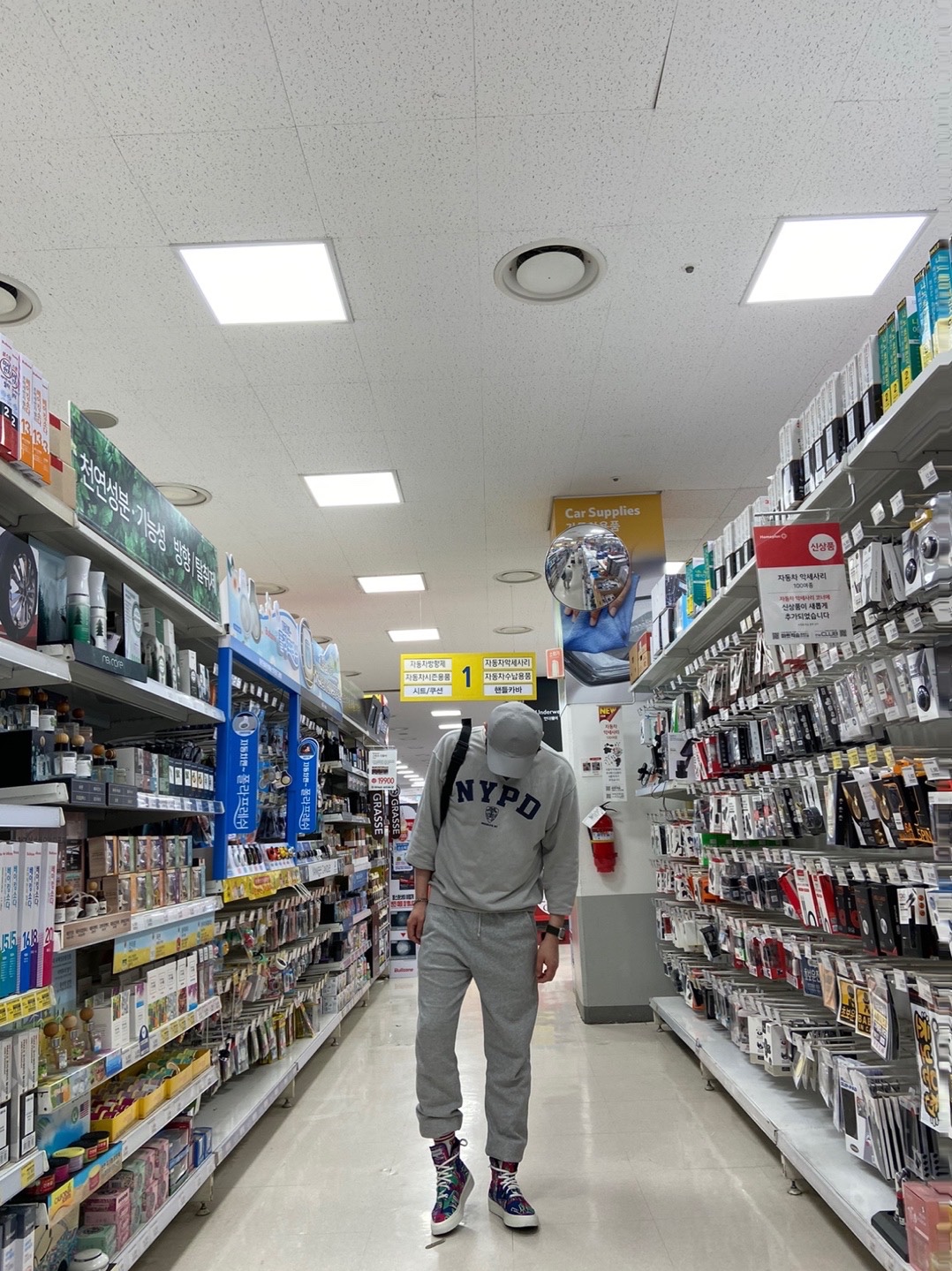 Converse x Fear of God Essentials Skid Grip Hi 착용 스타일 - 2