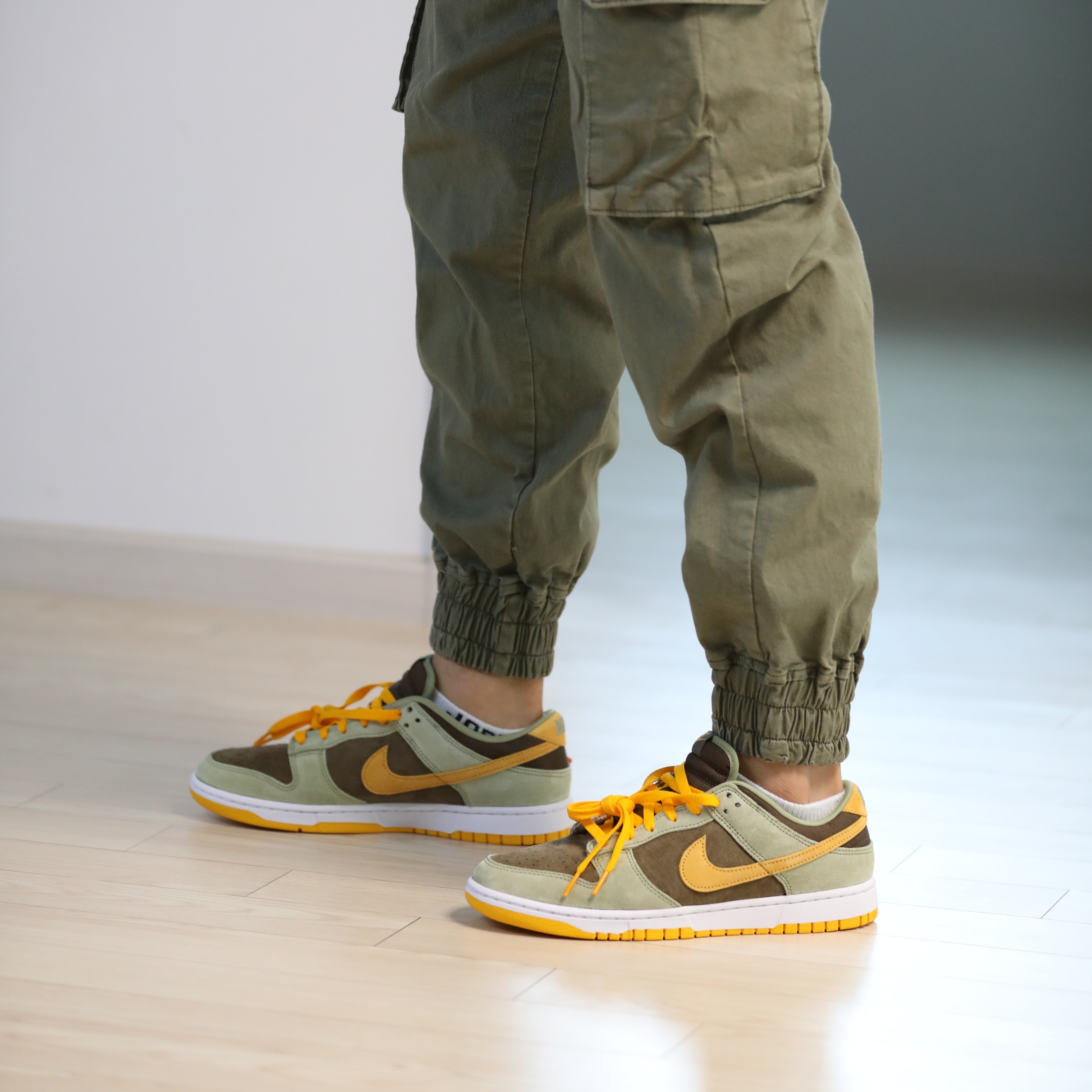 Nike Dunk Low SE Dusty Olive 착용 스타일 - 1