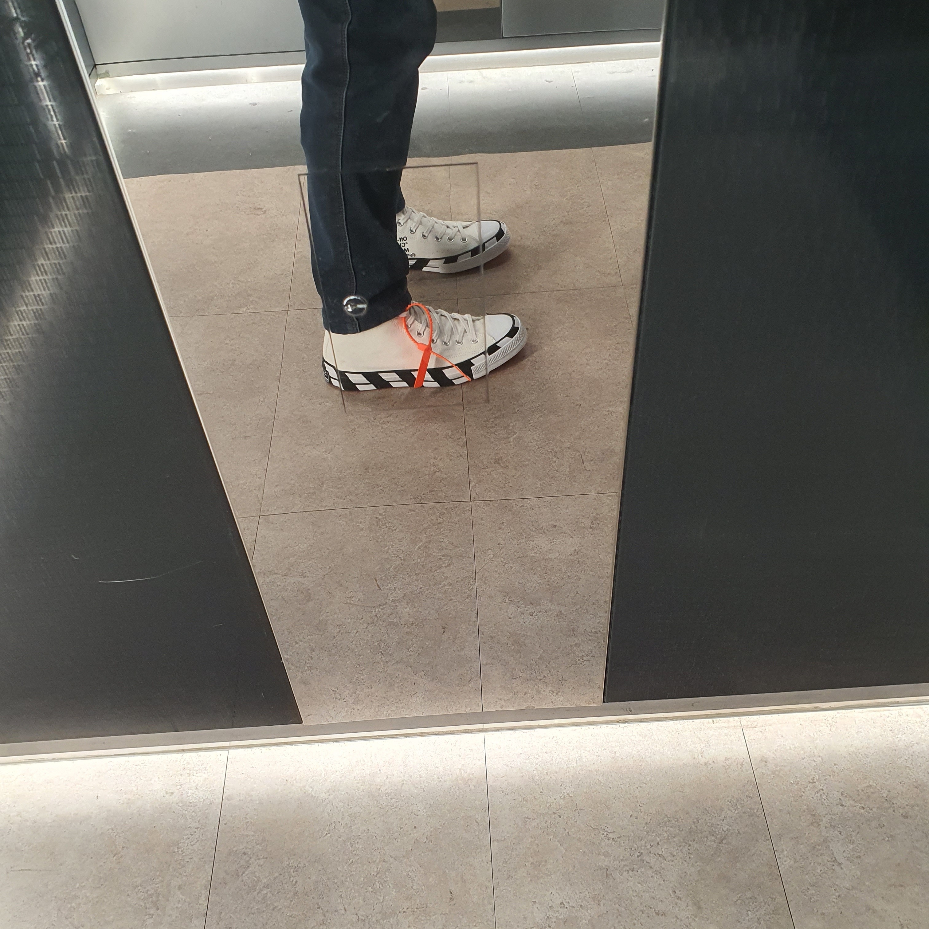 Converse x Off-White Chuck 70 High V2 2021, Jordan 1 Retro High OG Hyper Royal 착용 스타일 - 1