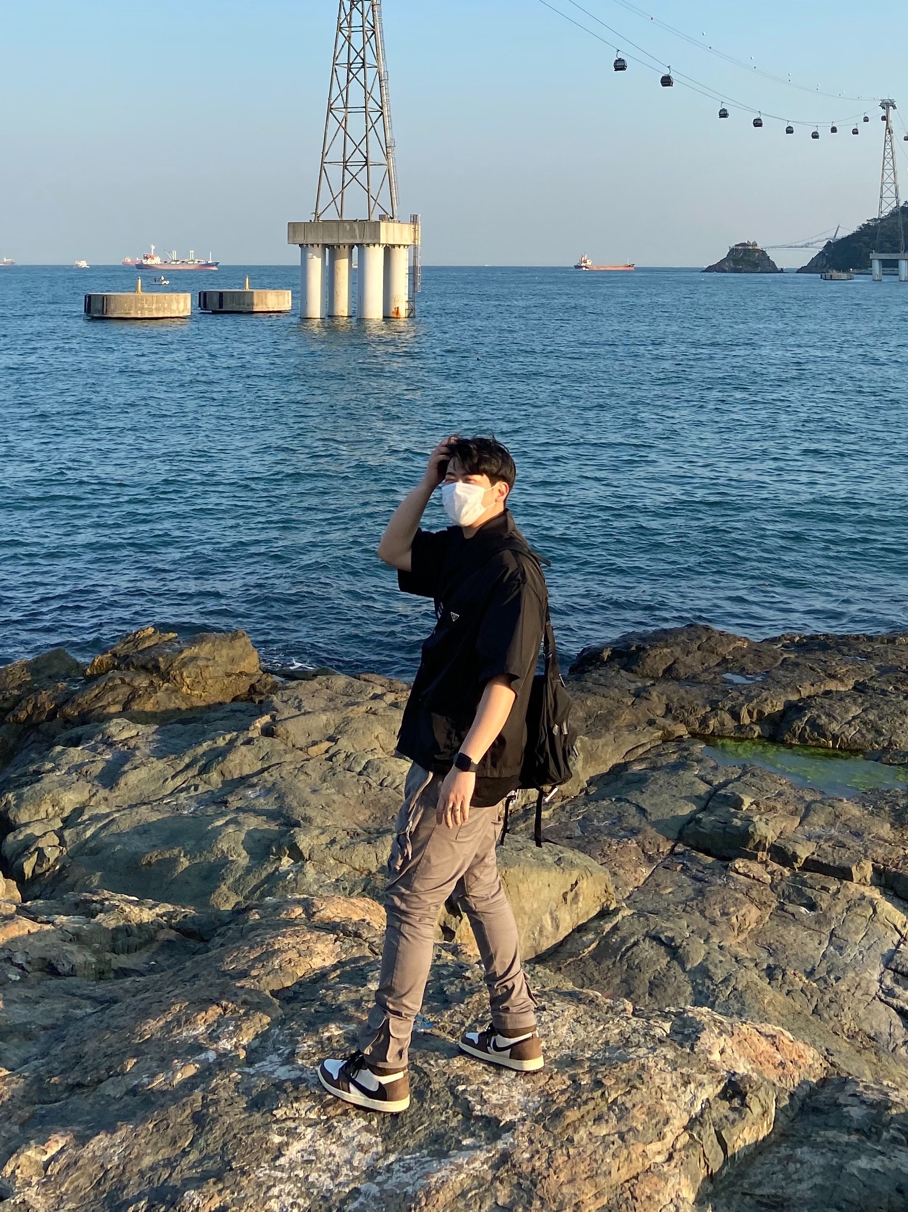 Jordan 1 x Travis Scott Retro High OG SP Mocha, Prada Re-Nylon S/S Shirt Black 착용 스타일 - 1