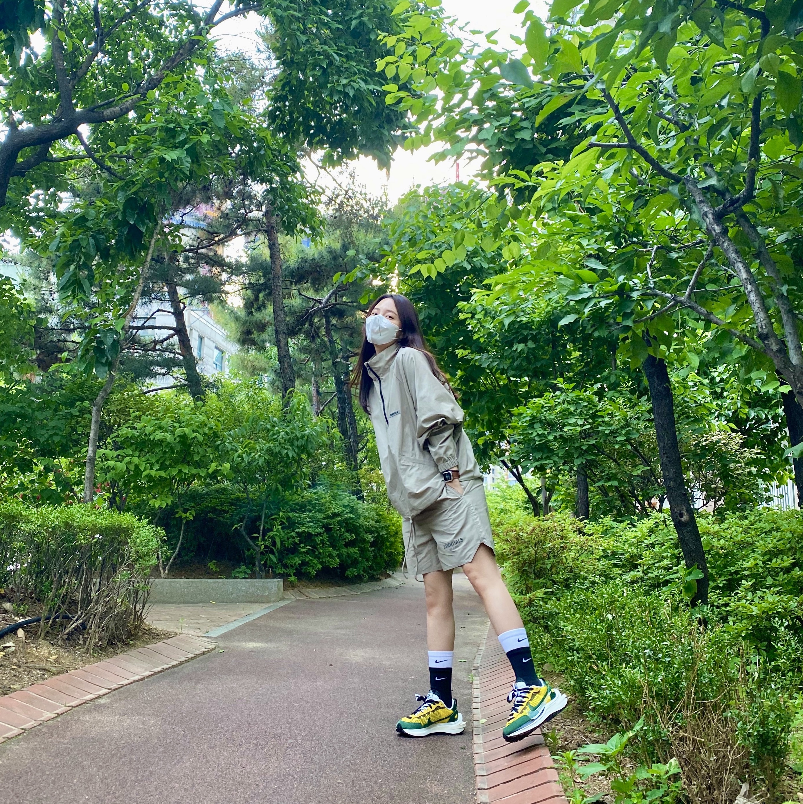 Nike x Sacai VaporWaffle Tour Yellow & Gorge Green Sail, Essentials Volley Shorts Moss - 20SS 착용 스타일
