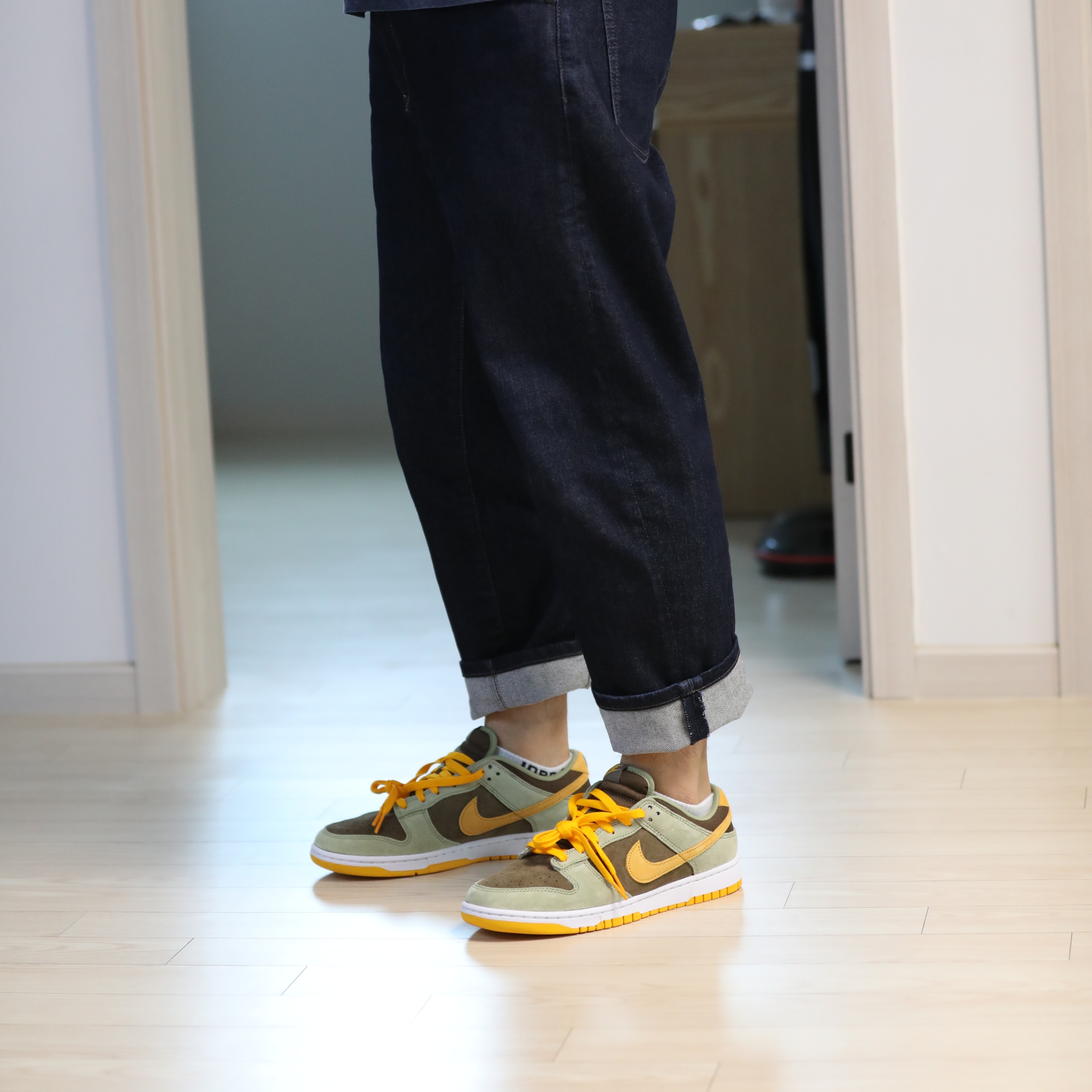 Nike Dunk Low SE Dusty Olive 착용 스타일 - 2