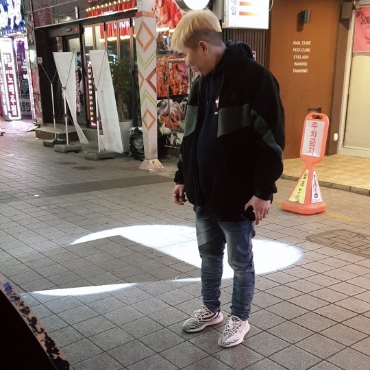 Adidas Yeezy Boost 350 V2 Zebra 2017/2019/2020, Nike Big Swoosh Full Zip Jacket Black Anthracite 착용 스타일