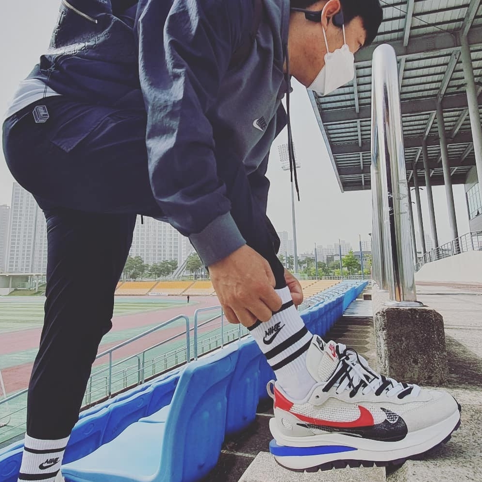 Nike x Sacai VaporWaffle Royal Fuchsia 착용 스타일 - 2