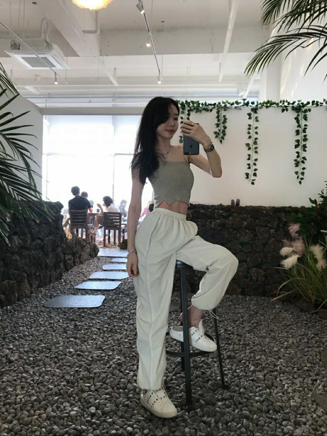 (W) Valentino Calfskin Rockstud Untitled Sneakers White 착용 스타일 - 1